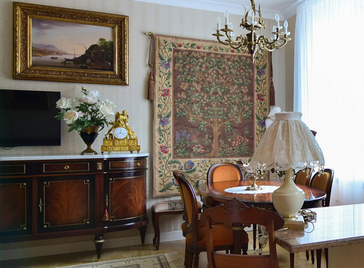 В гостях: Коллекция керамики и винтажная мебель в московской квартире