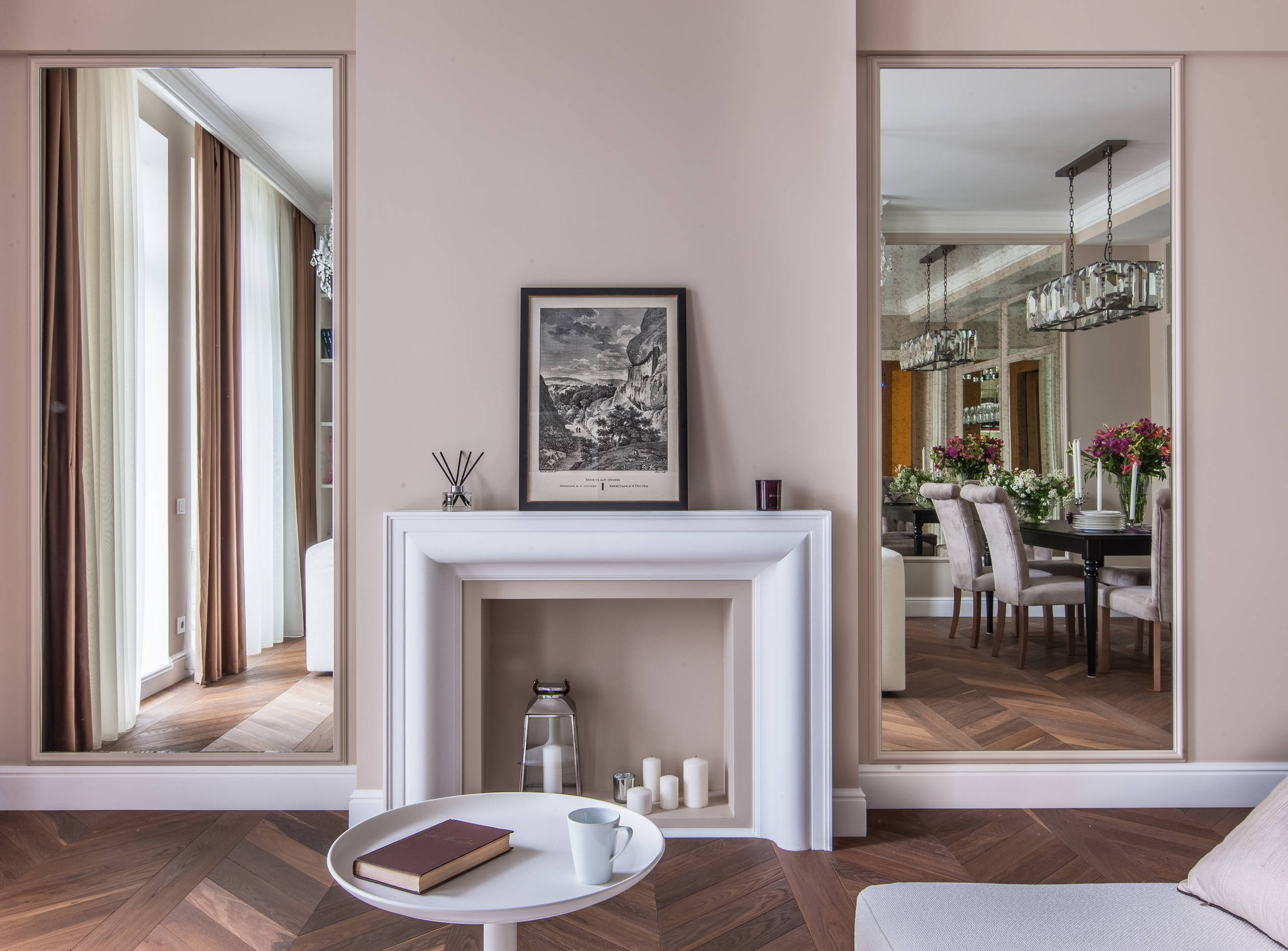 Houzz тур: Современная классика с зеркалами и открытым балконом