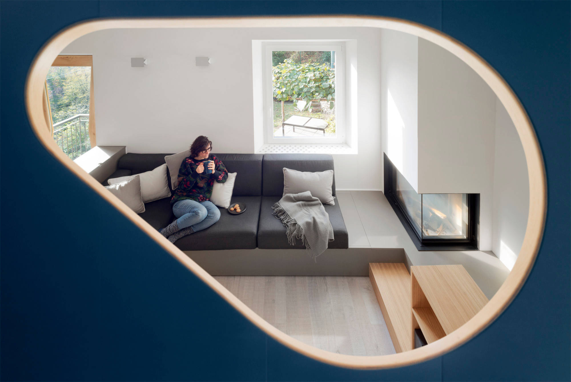 Просто фото: Длинная ступенька лестницы