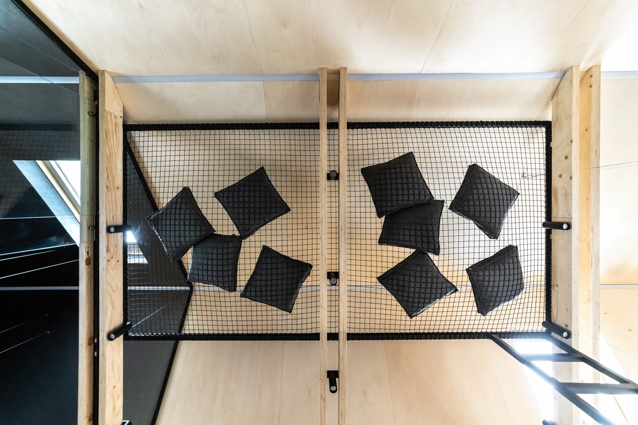 Проект недели: Мансарда с двухъярусной ТВ-зоной и зимним садом