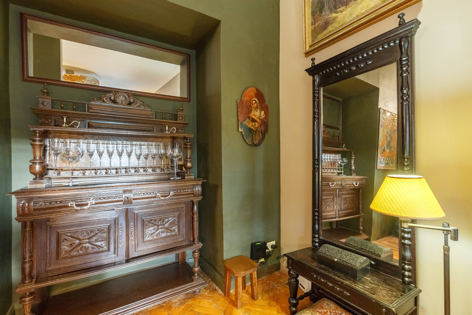 В гостях: Квартира с видом на канал и артистическим характером