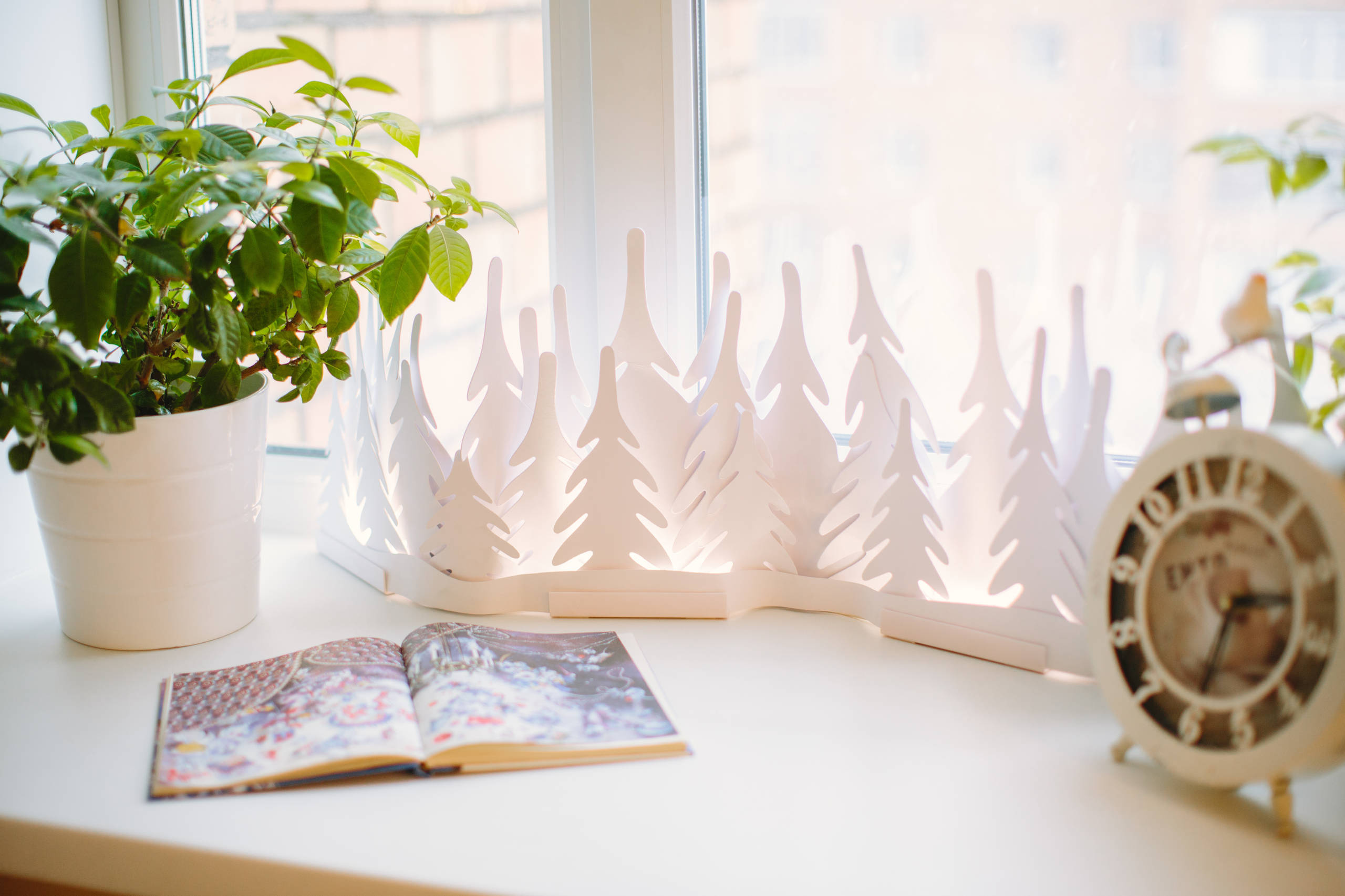 Просто фото: 18 идей украшения окон к Новому году