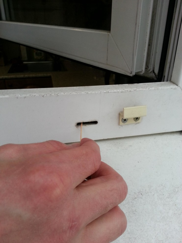 Вопрос: Зачем нужны дырки в пластиковых окнах