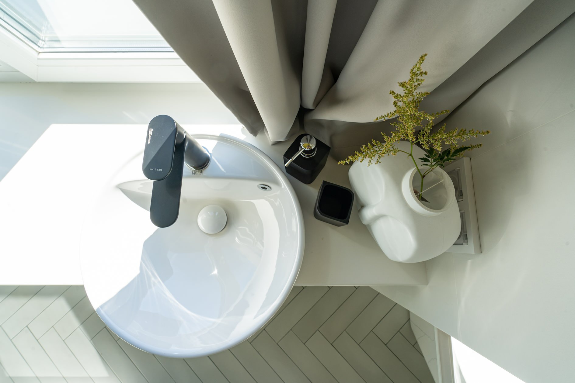 Проект недели: Ванная с двумя окнами и картиной от заказчицы