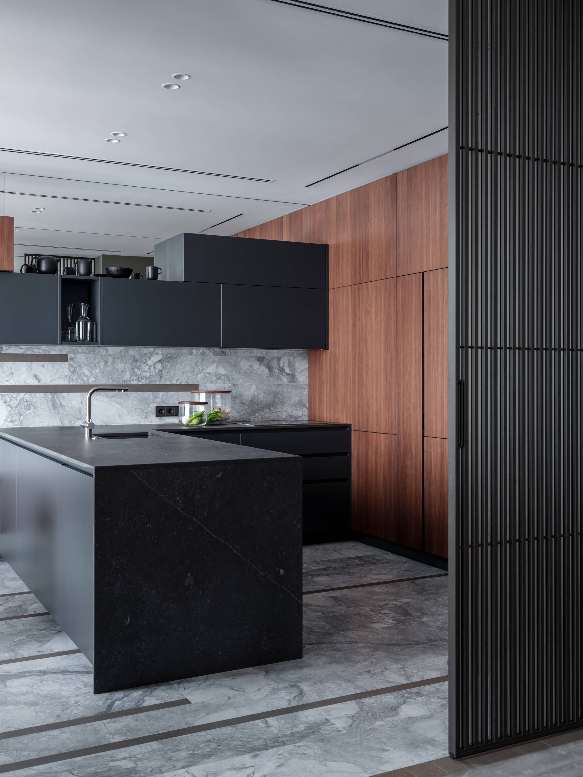 Houzz тур: Серый интерьер с лощёным мрамором и рейками