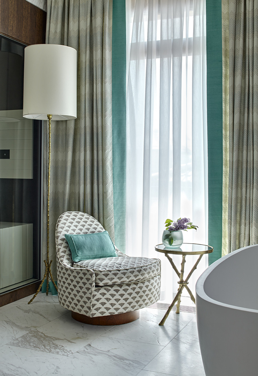 Вопрос: Ванна посреди комнаты — как в ней мыться