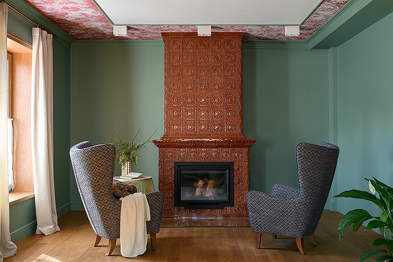 Проект недели: Пряничная гостиная с изразцовым камином