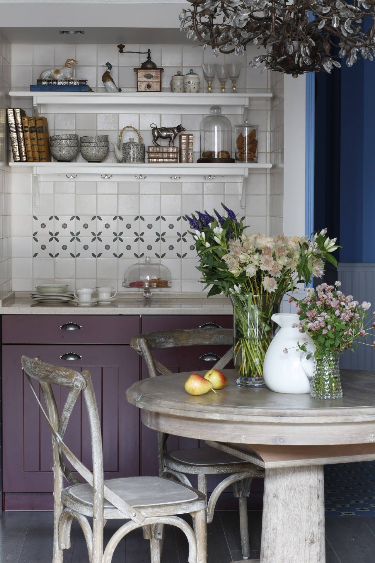 Houzz тур: Розовый носорог и камерунские шляпы в интерьере