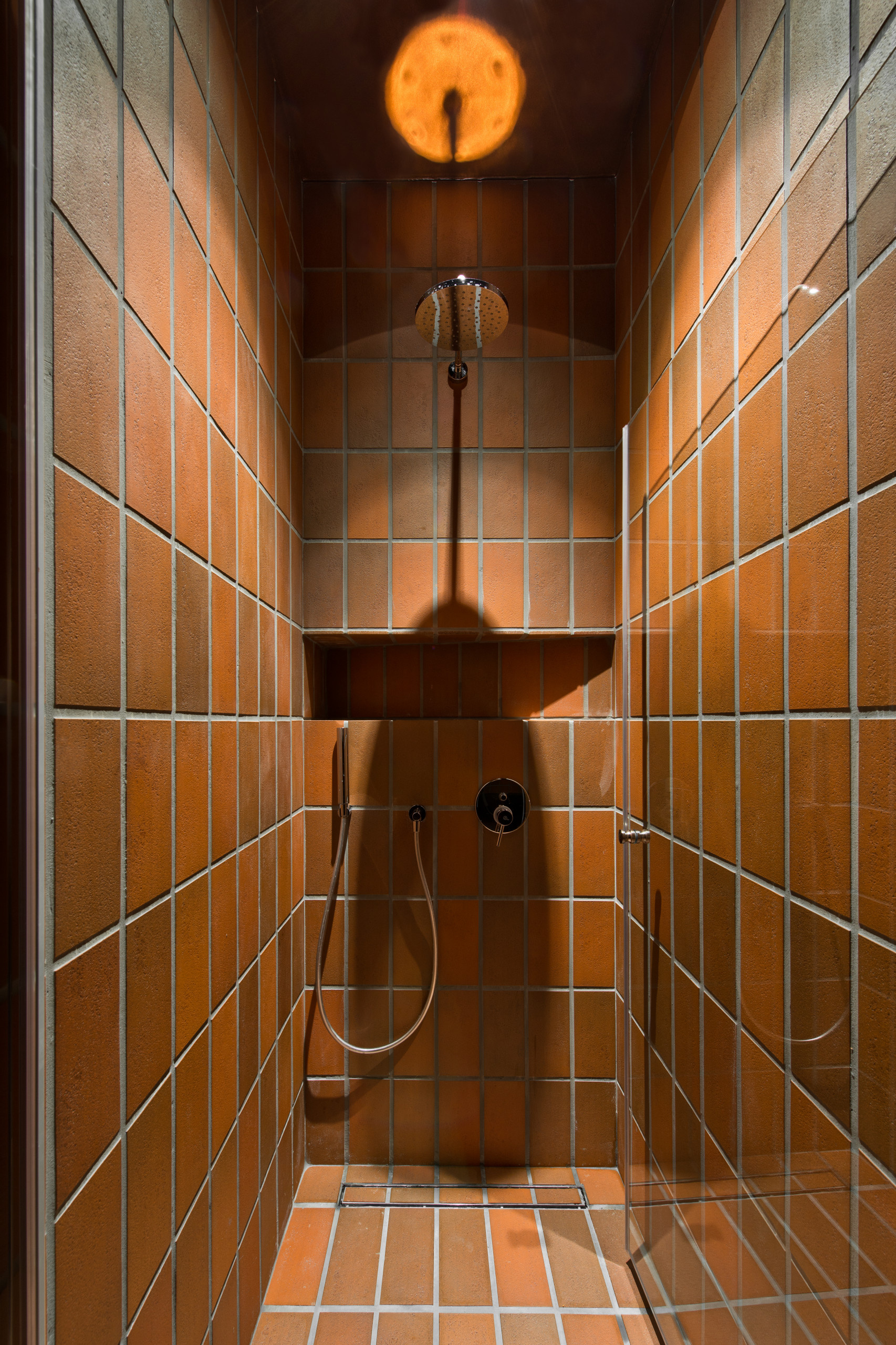 Houzz Литва: Аскетичная квартира с клинкерной стеной посредине