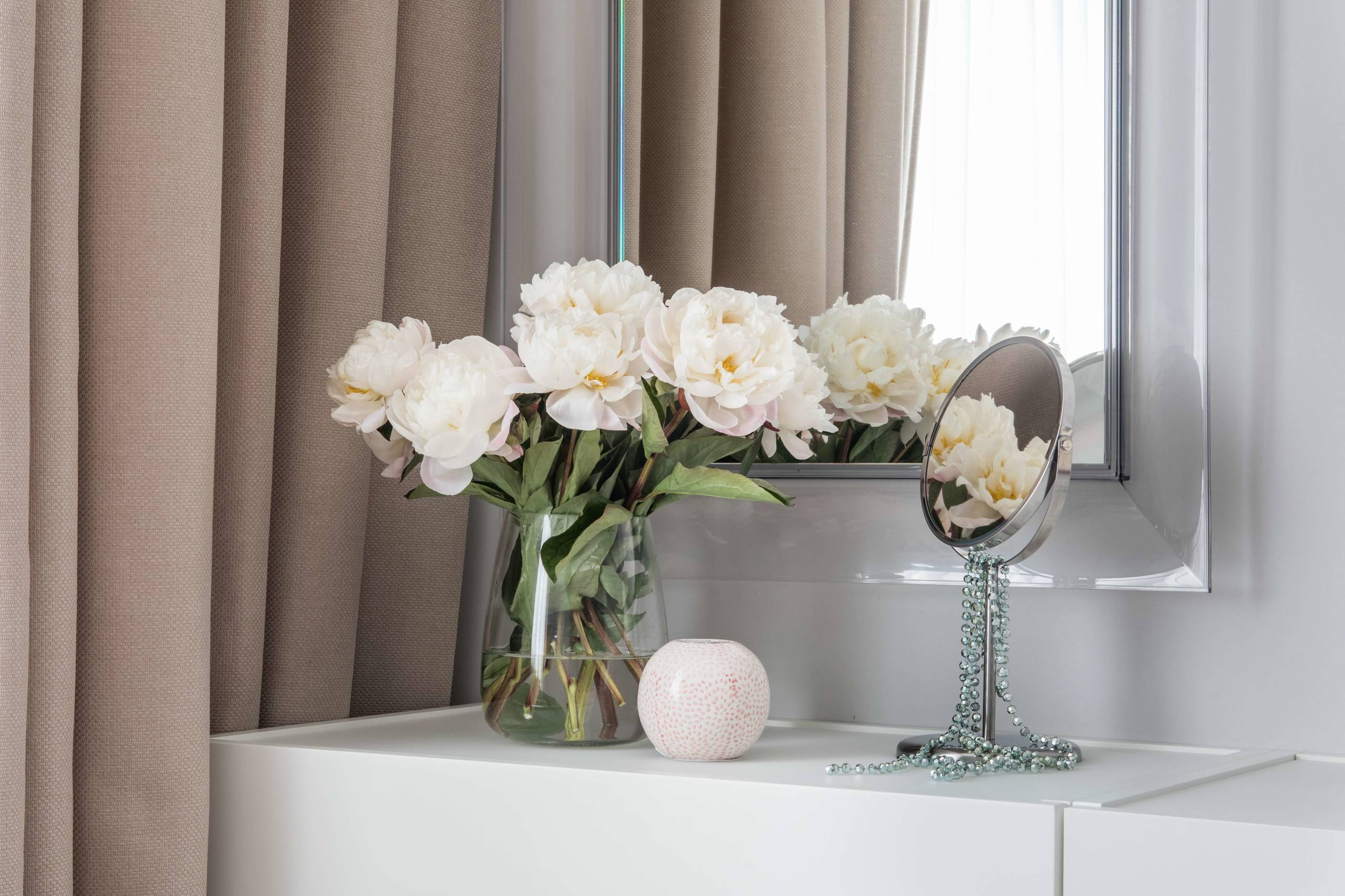 Houzz тур: Квартира с чёрным зеркалом для семьи юристов