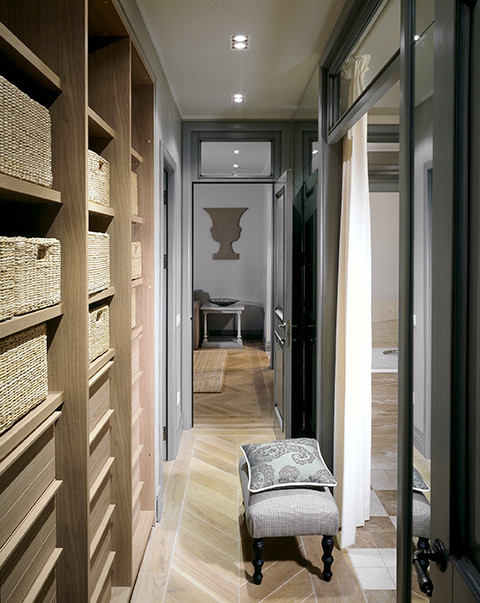 Хороший вопрос: Когда лучше иметь шкаф, а когда — гардеробную?