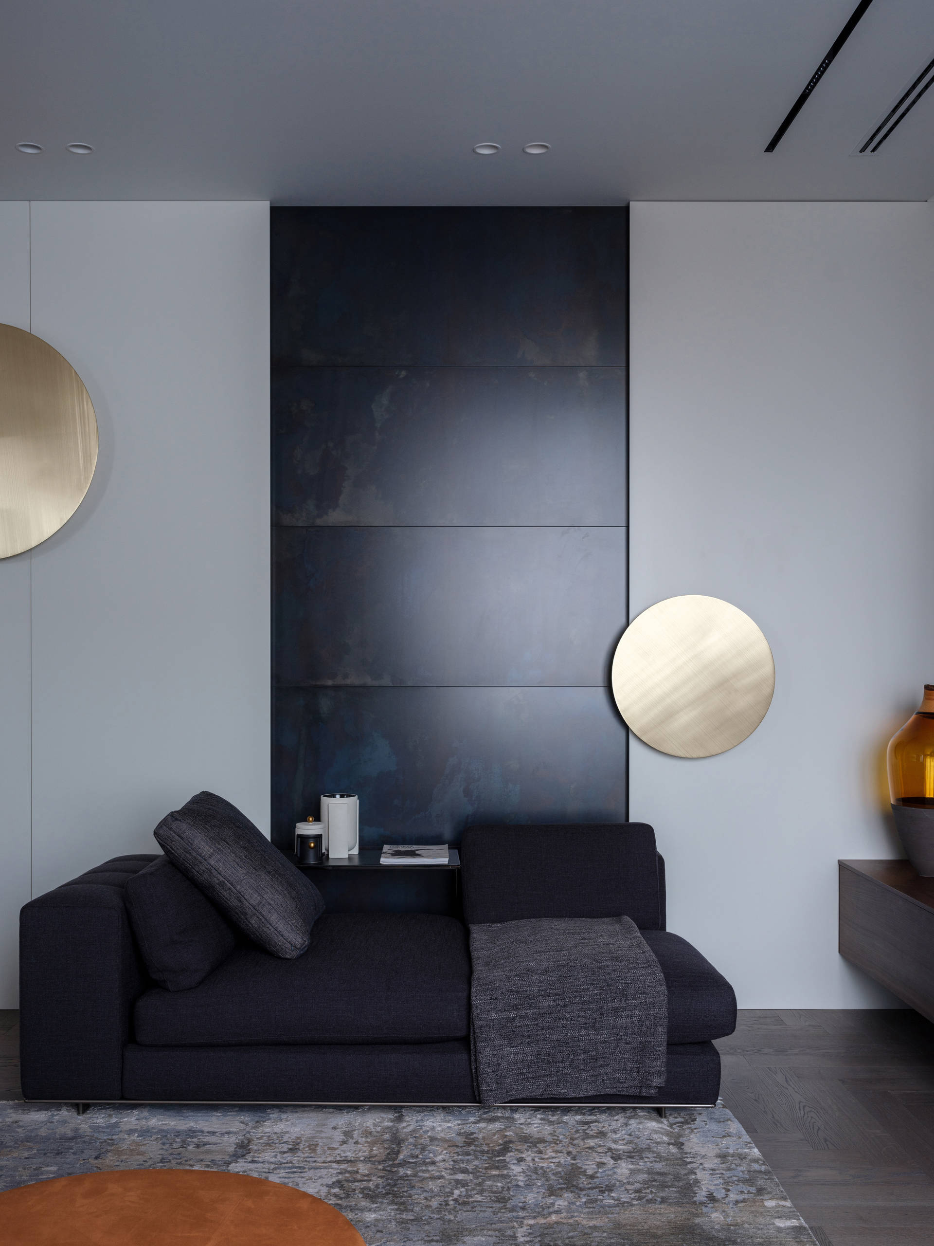 Houzz тур: Серый интерьер с лощёным мрамором и рейками