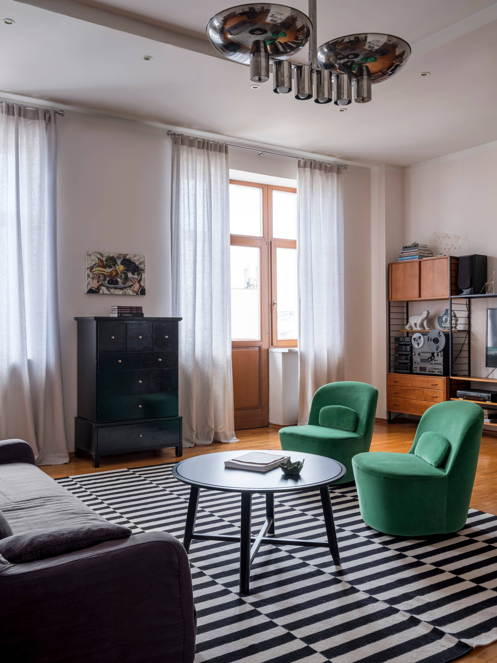 В гостях: Съёмная квартира, где живут декоратор и её коллекция