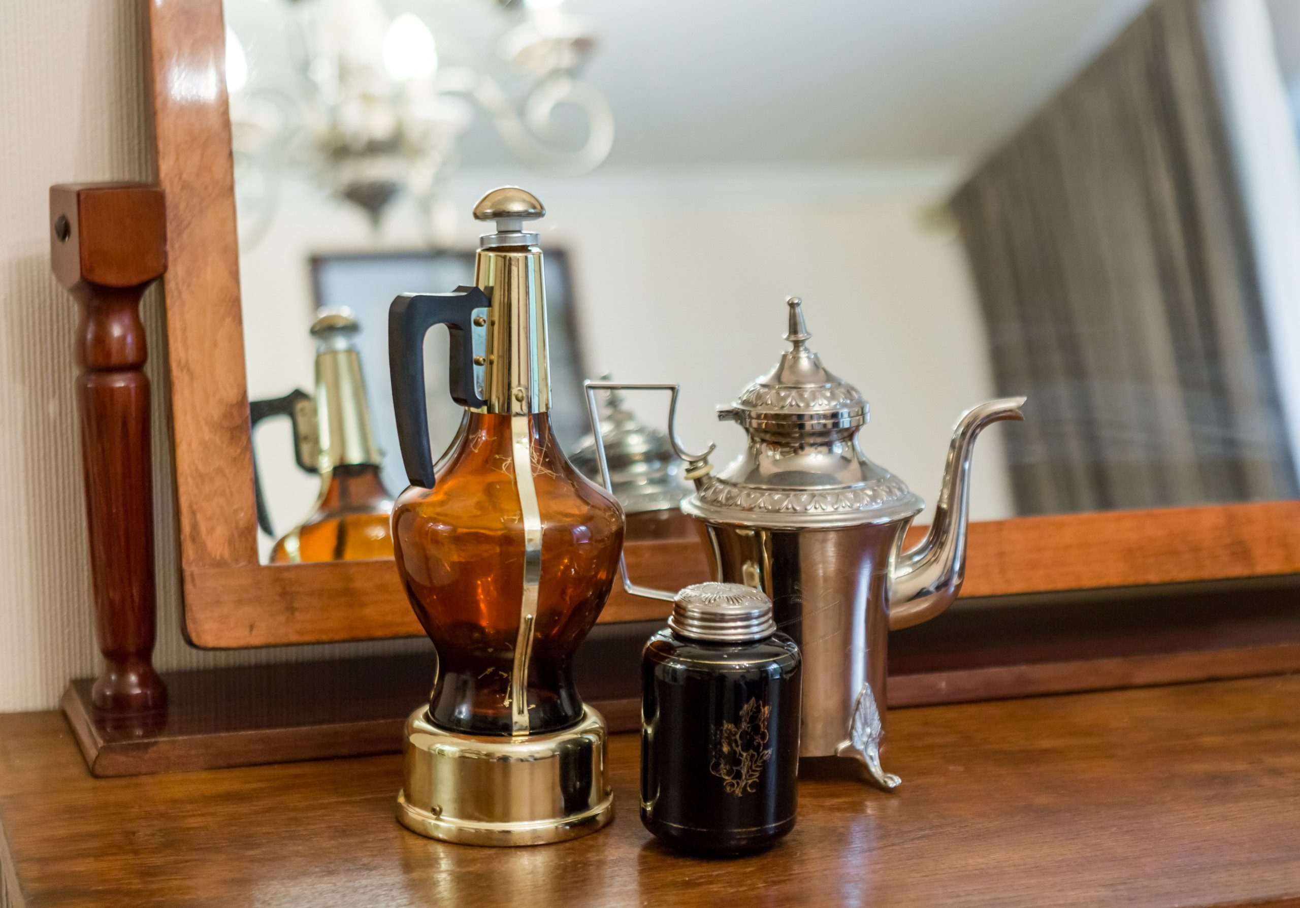 В гостях: Антикварные шкафы и резные зеркала в доме на Войковской