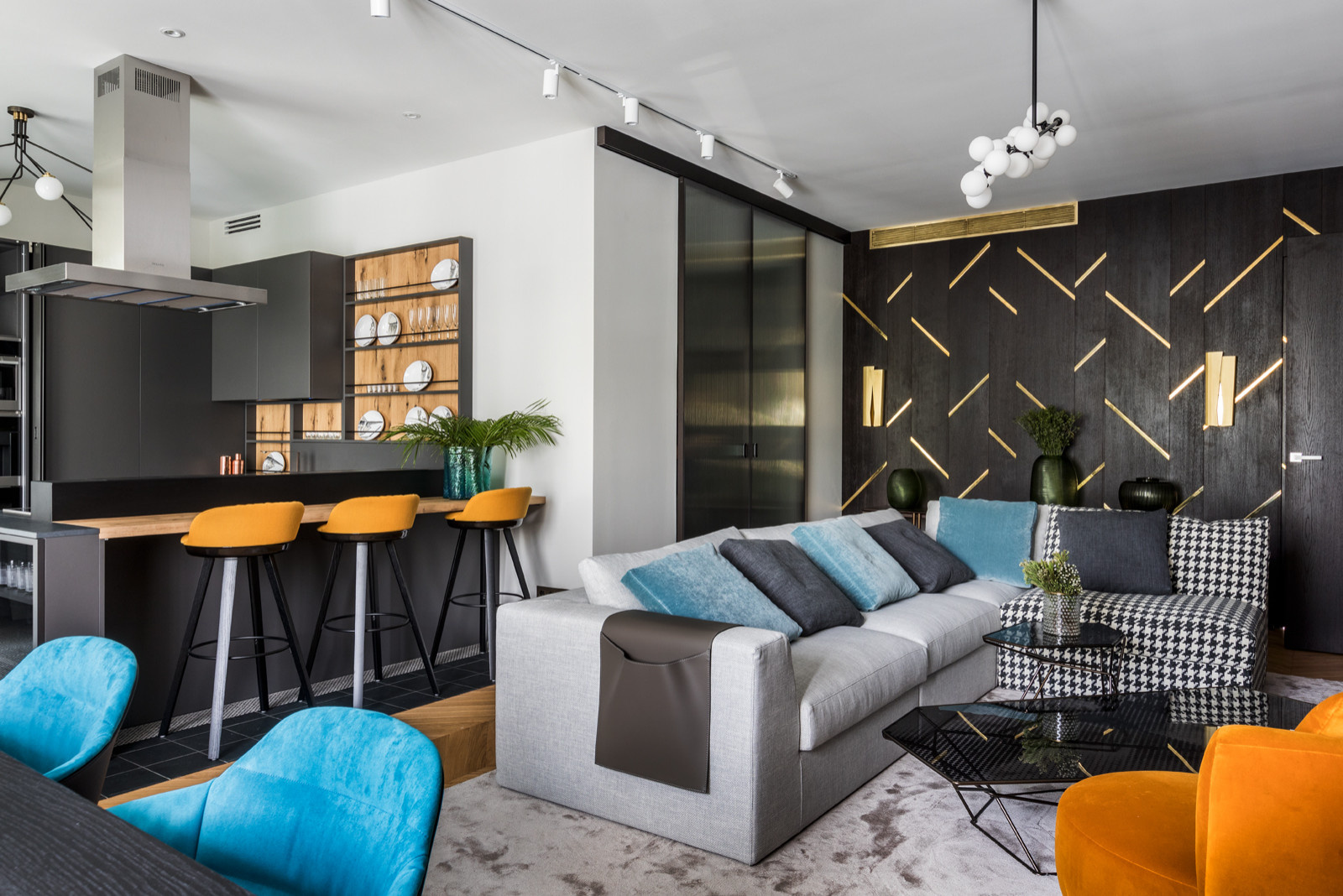 Houzz тур: Квартира с яркими деталями и элементами из латуни