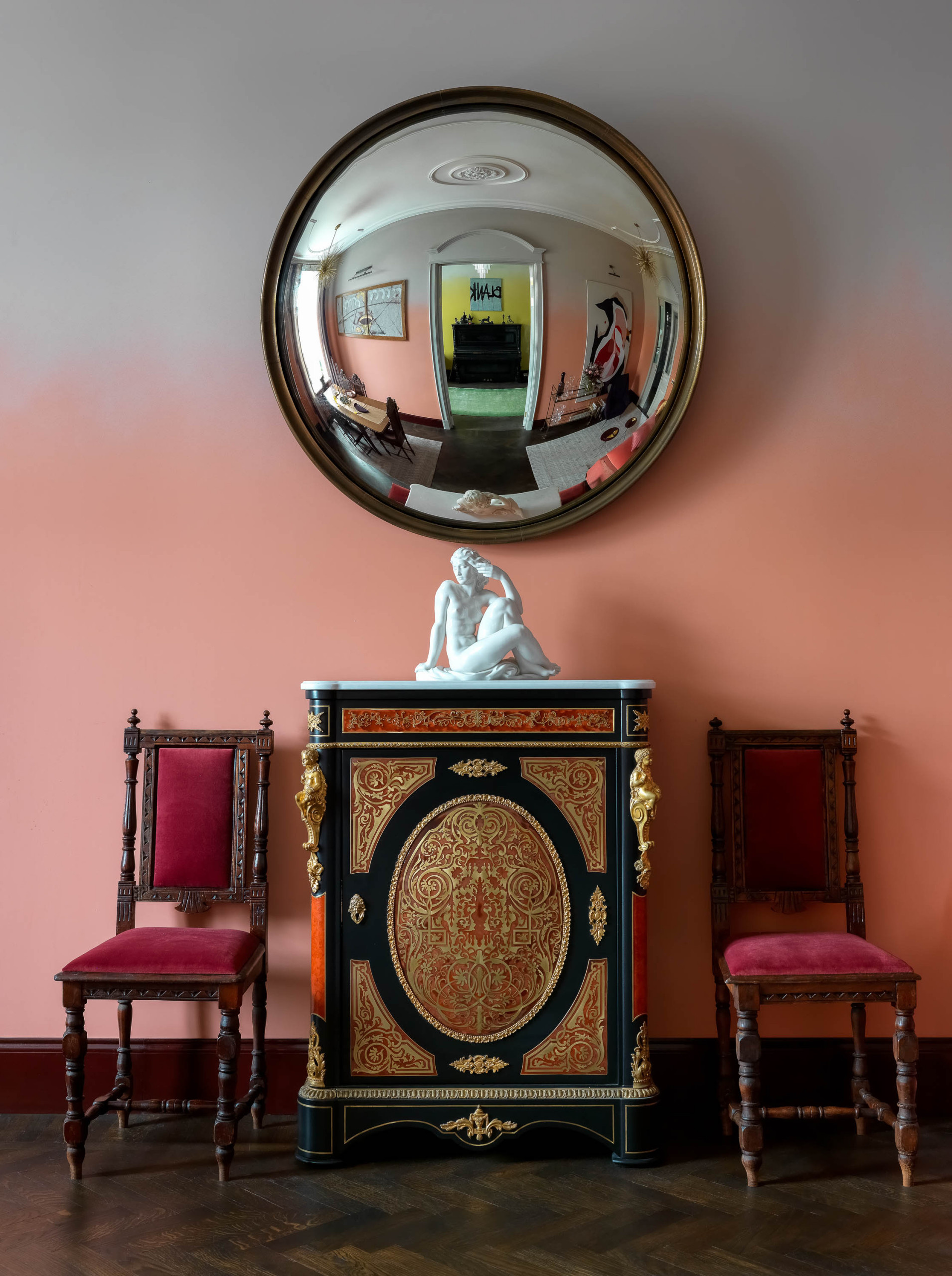 В гостях: Квартира с «тающими» стенами в цвет храма напротив