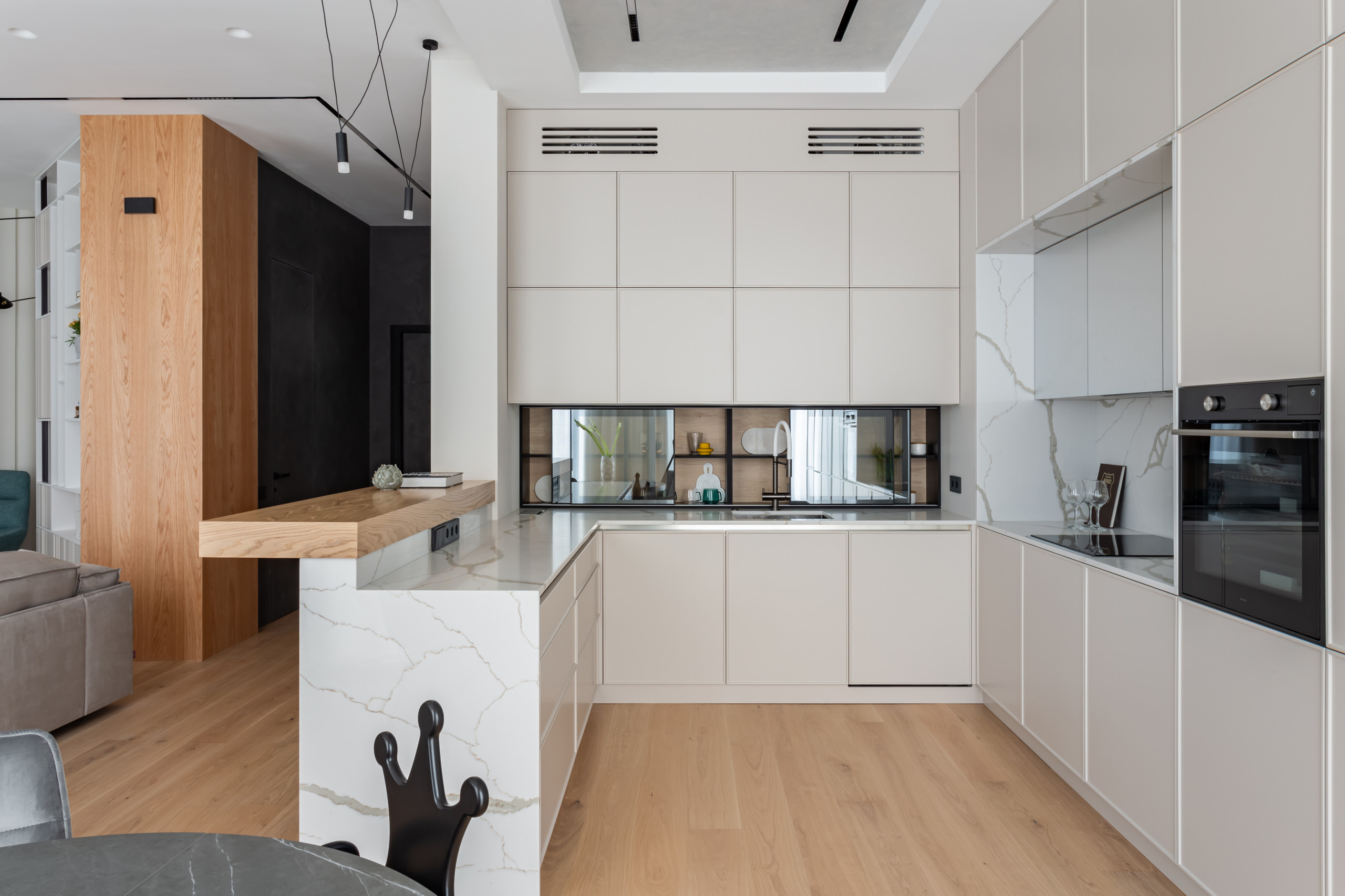 Кухня недели: с зеркальным шкафом вместо фартука