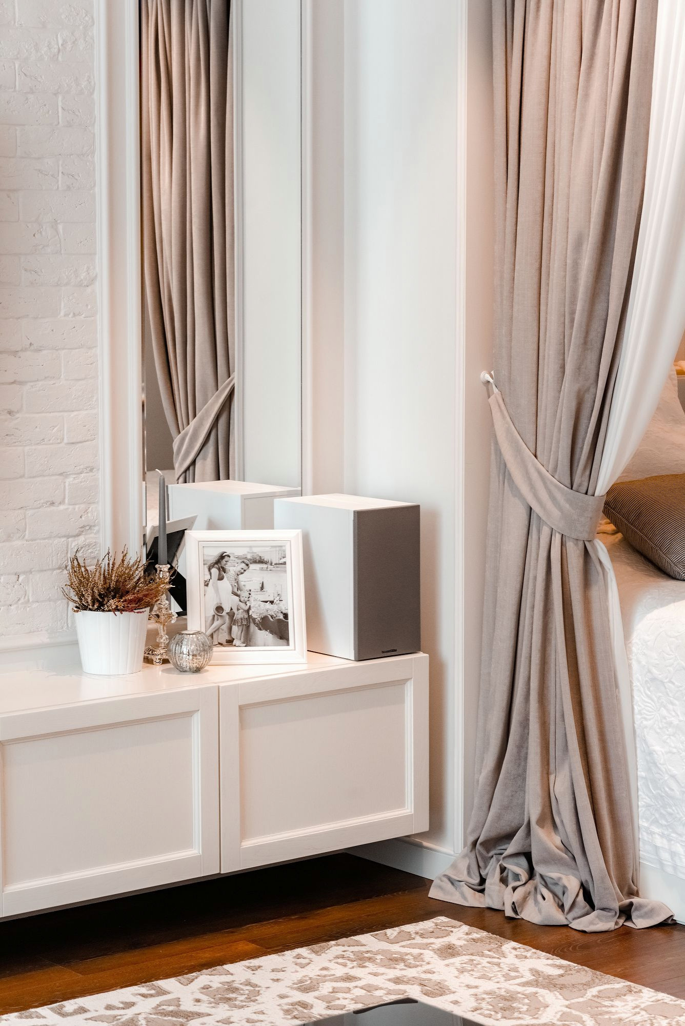 Есть задача: Спальня в гостиной