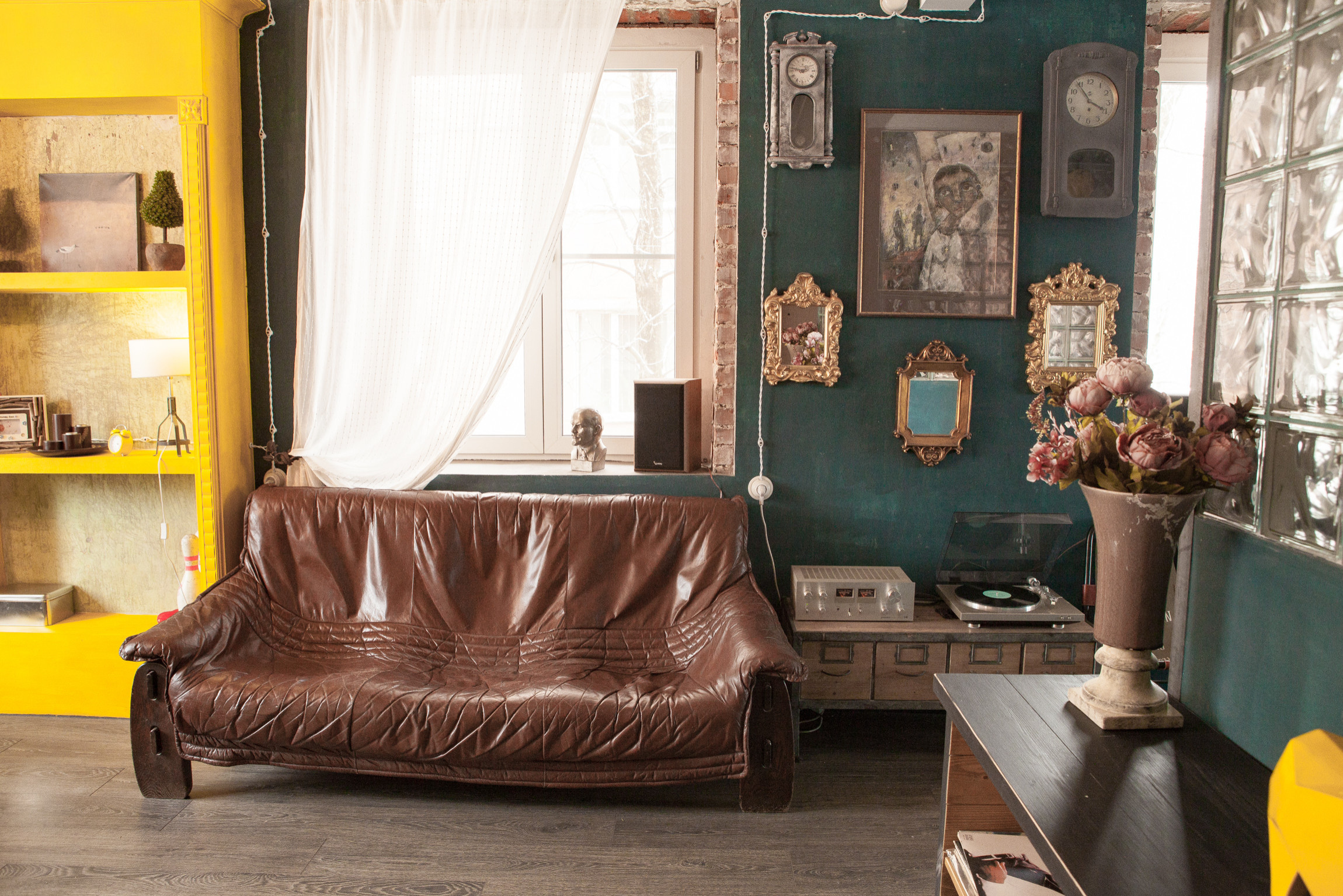 В гостях: Лофт, винтаж и семь окон в квартире в Смоленске
