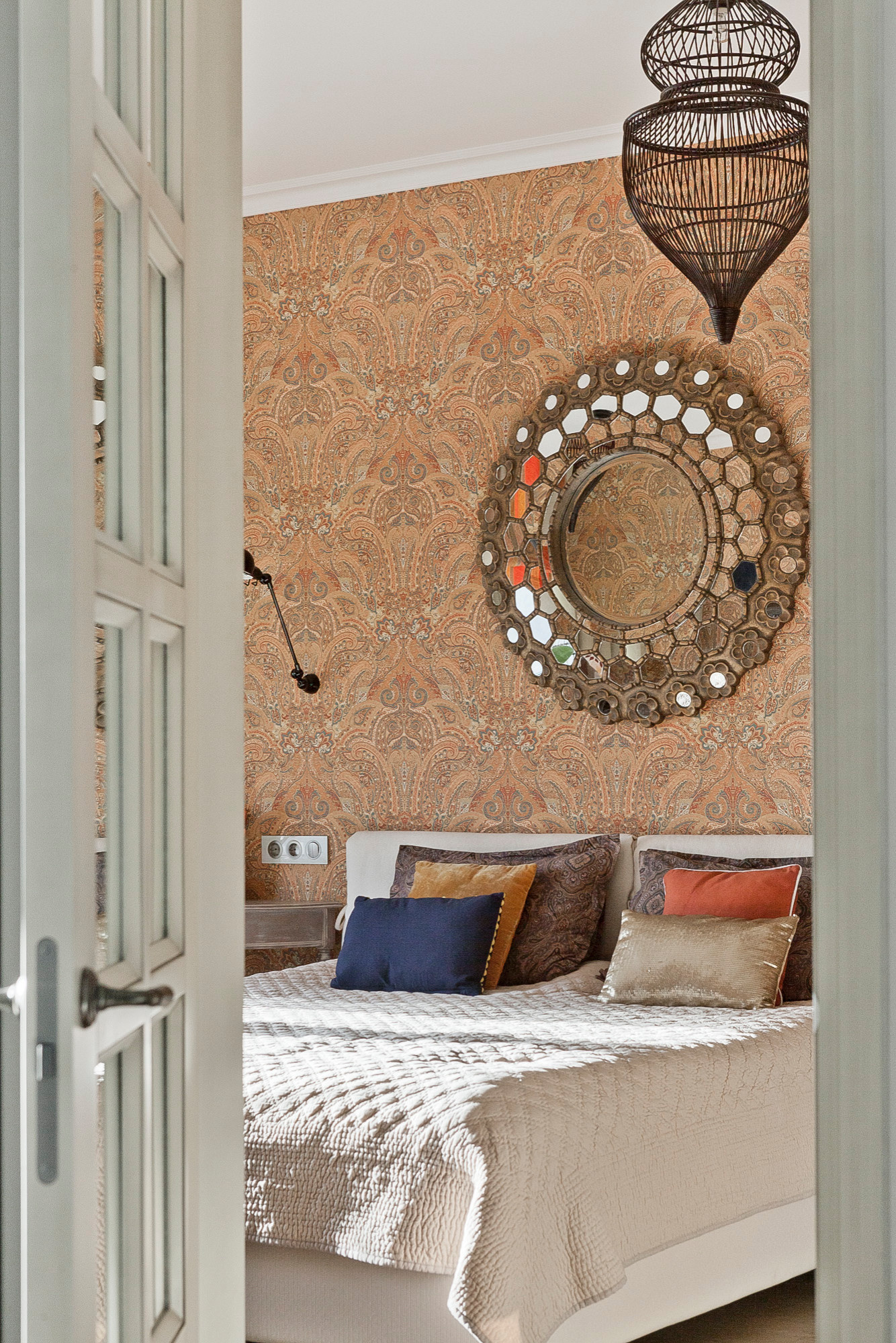 Начать с чистого листа: Как декорировать стены в съемной квартире