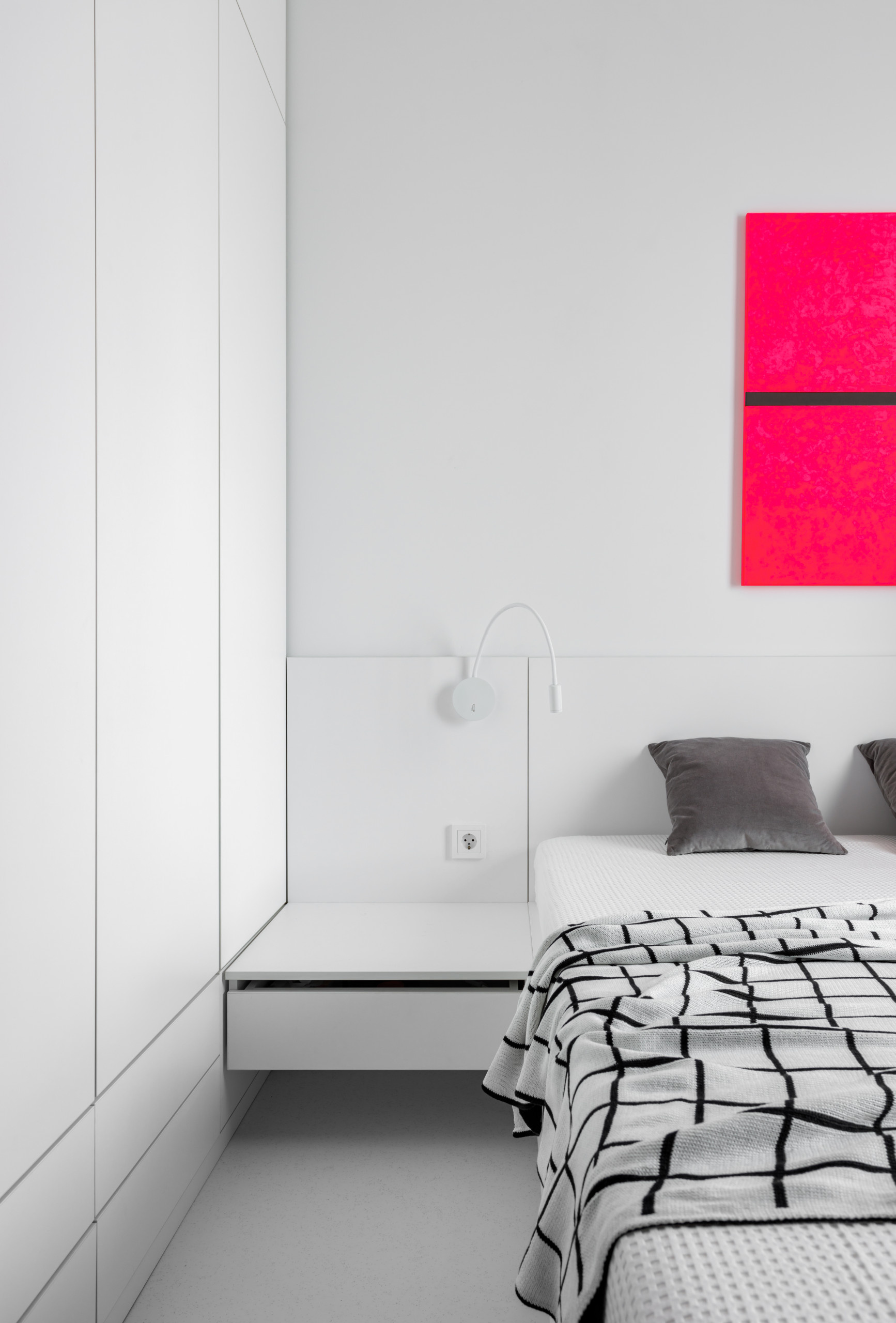 Houzz тур: 52 кв.м — чёрно-белая квартира с малиновыми акцентами