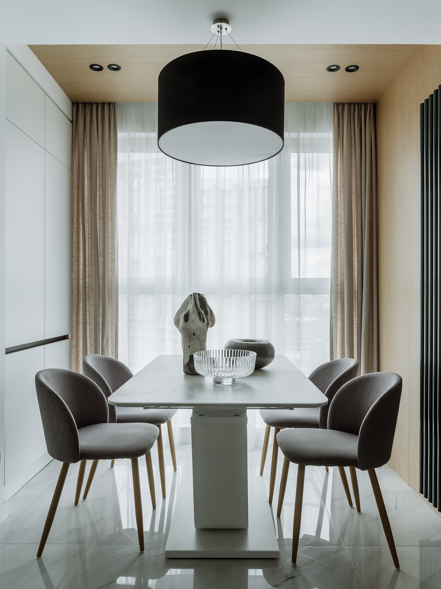 Houzz тур: Строгая квартира для мамы с дочкой