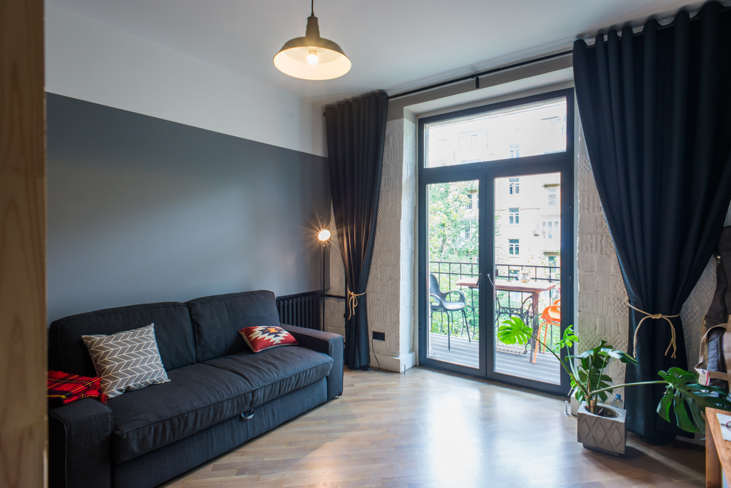 В гостях: Квартира в нейтральных тонах с кирпичной стеной