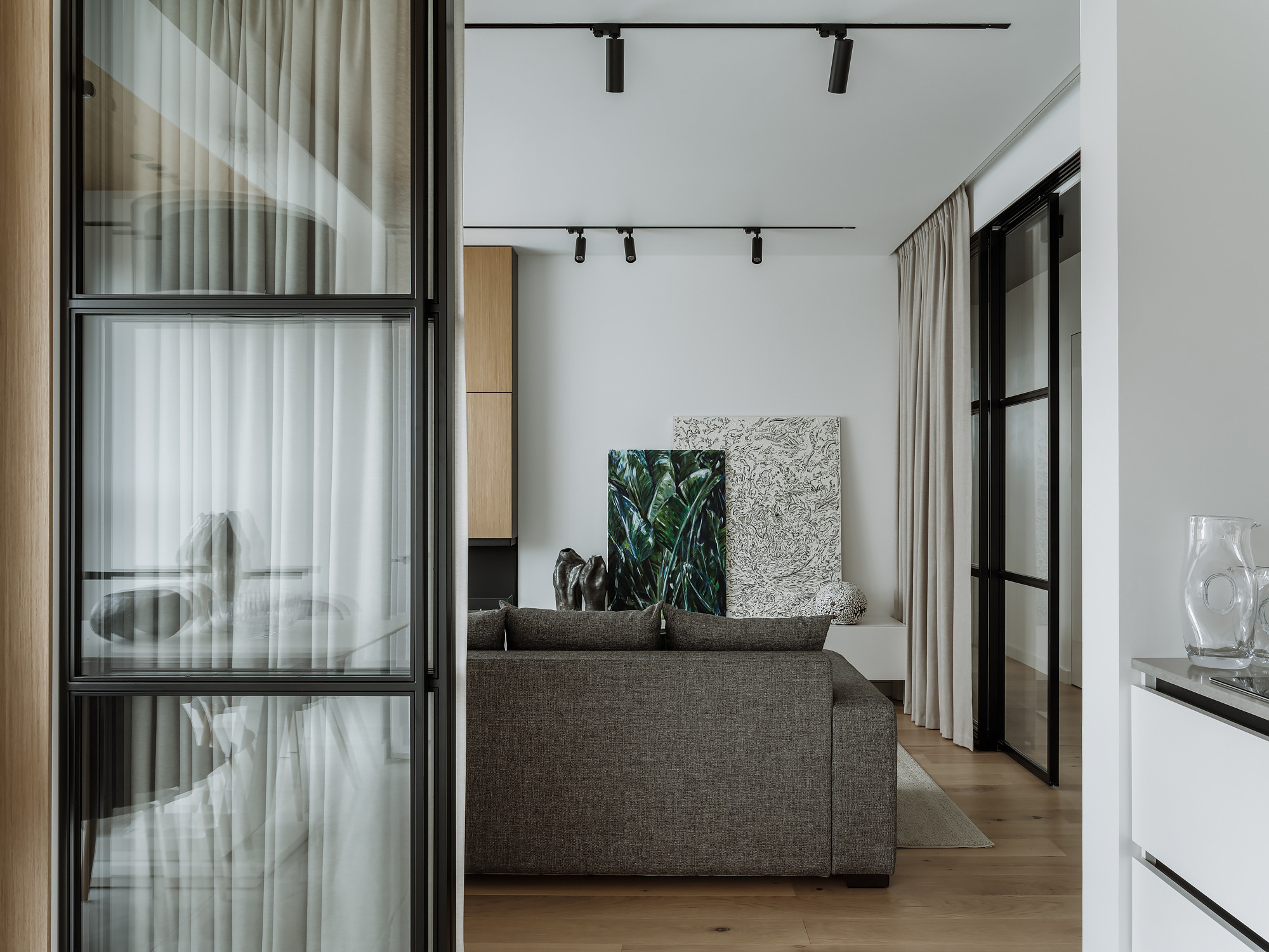 Houzz тур: Строгая квартира для мамы с дочкой