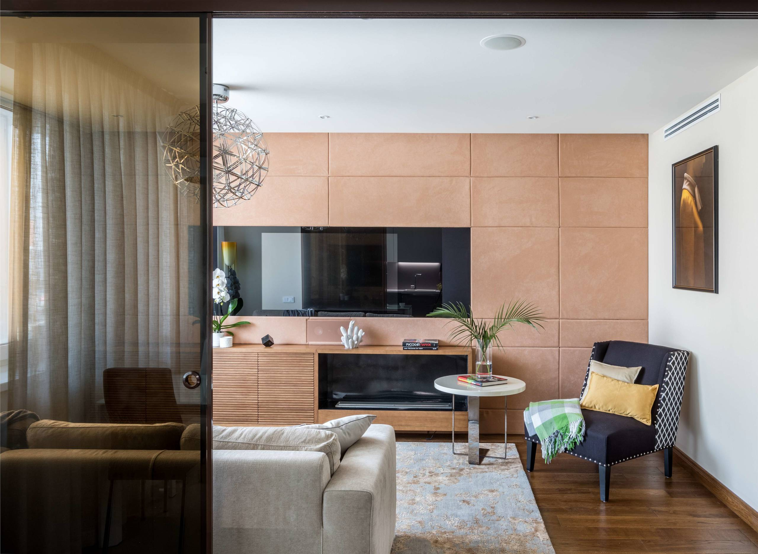 Houzz тур: Квартира с чёрным зеркалом для семьи юристов