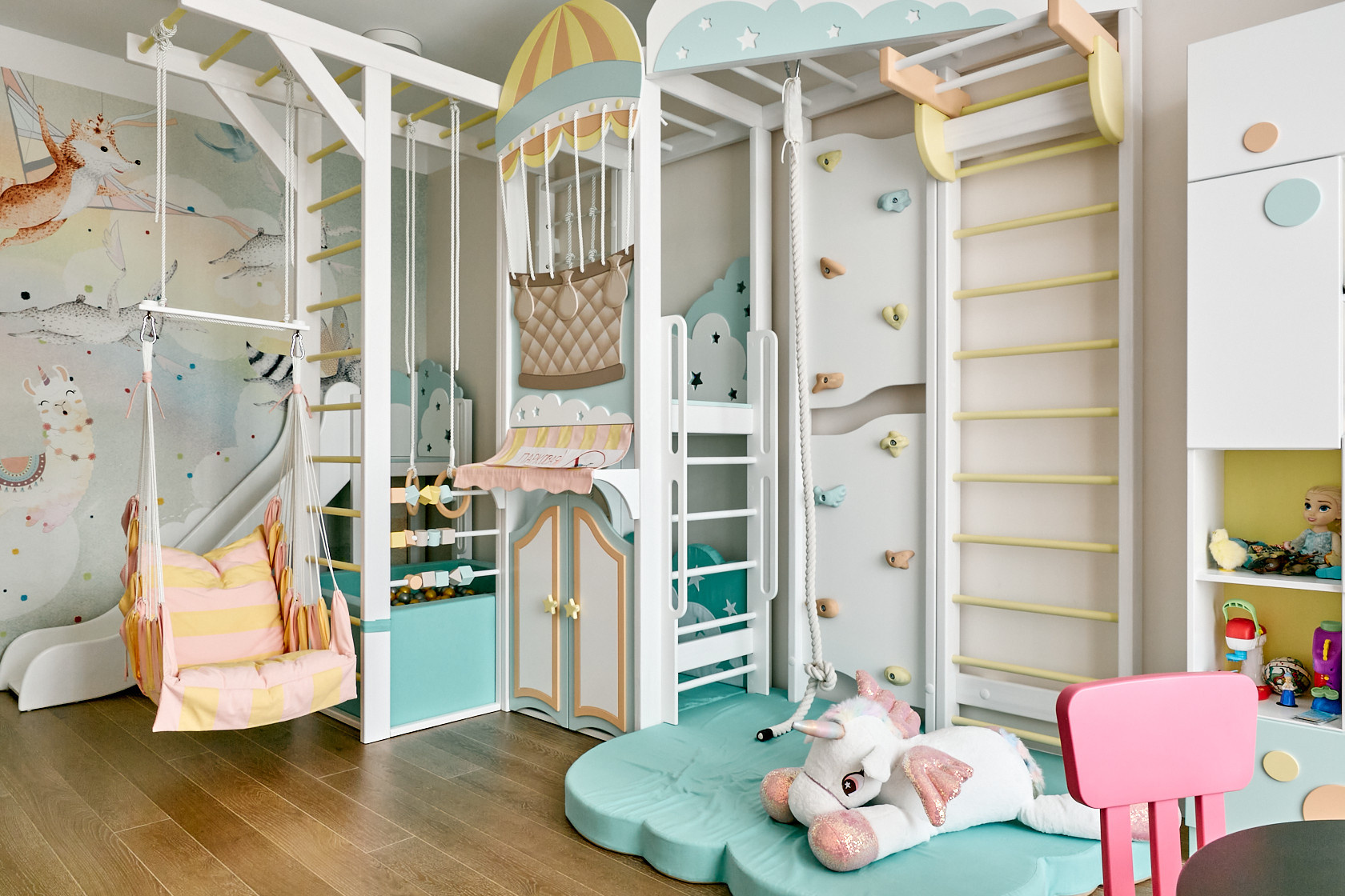 Houzz тур: Трехэтажный таунхаус с зимним садом для молодой семьи