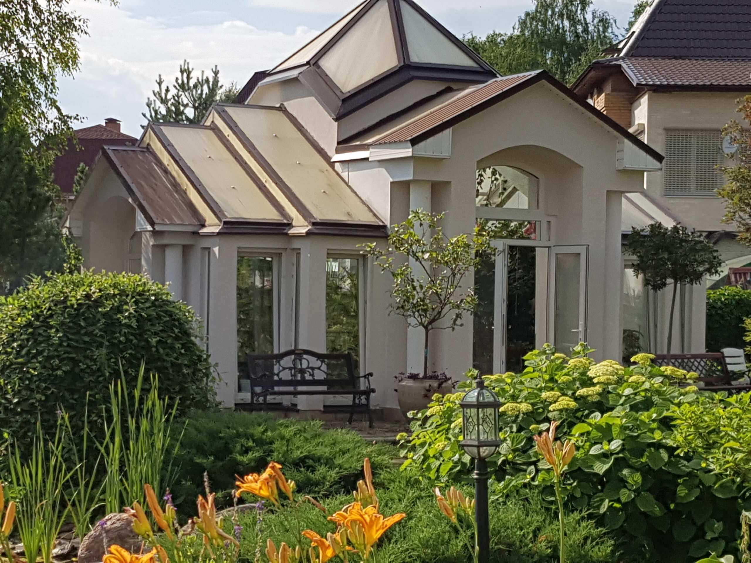 Проект недели: «Итальянский» сад с расписной лоджией при гараже