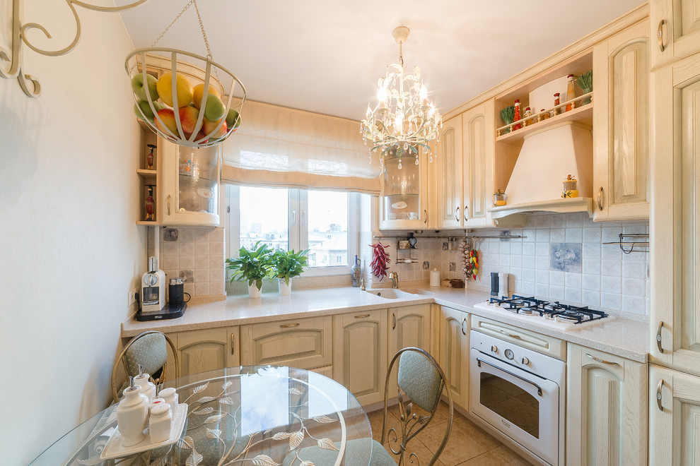 Кухня с окном в рабочей зоне