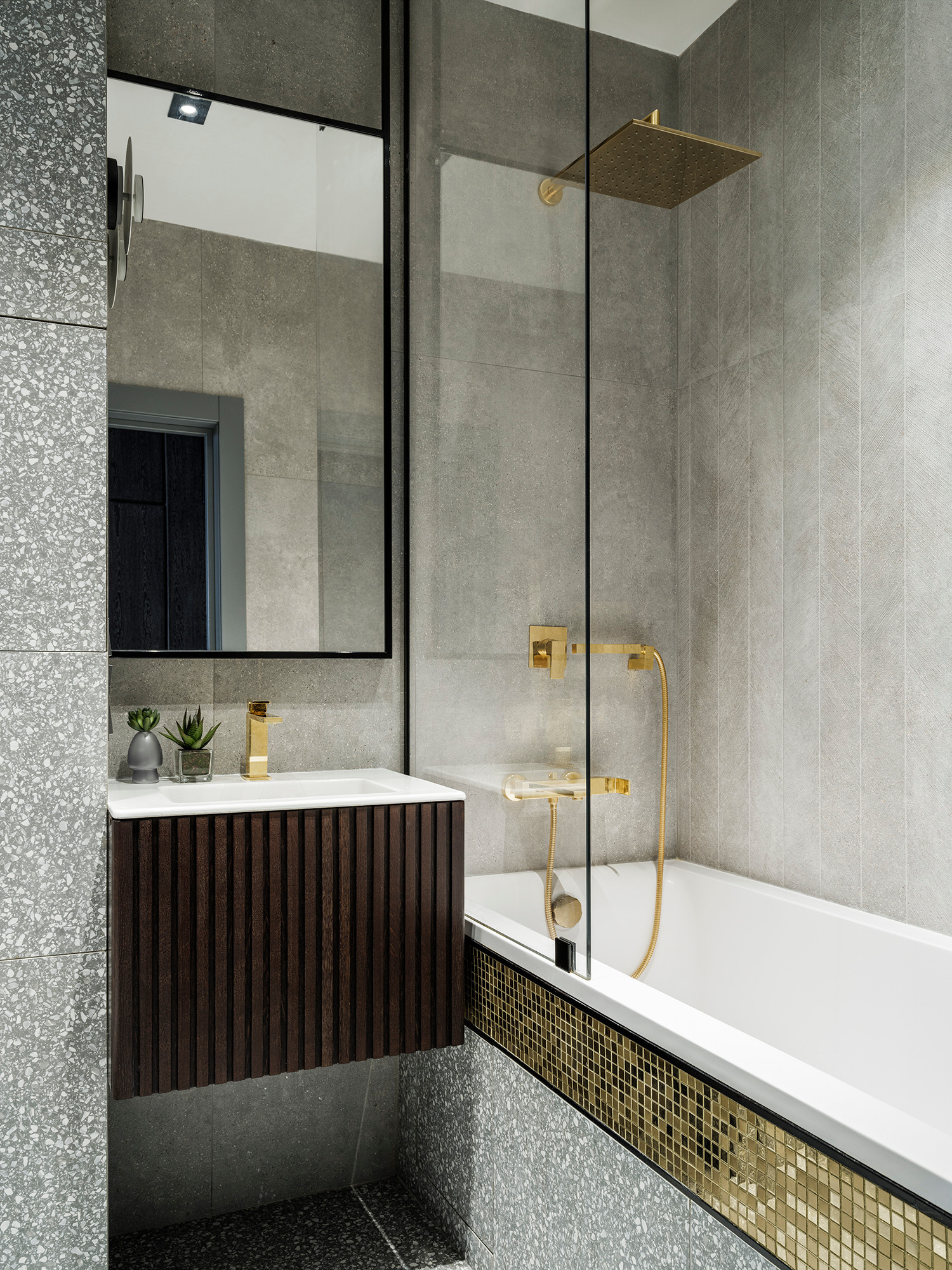 Houzz тур: Студия с бетоном и золотой кухней