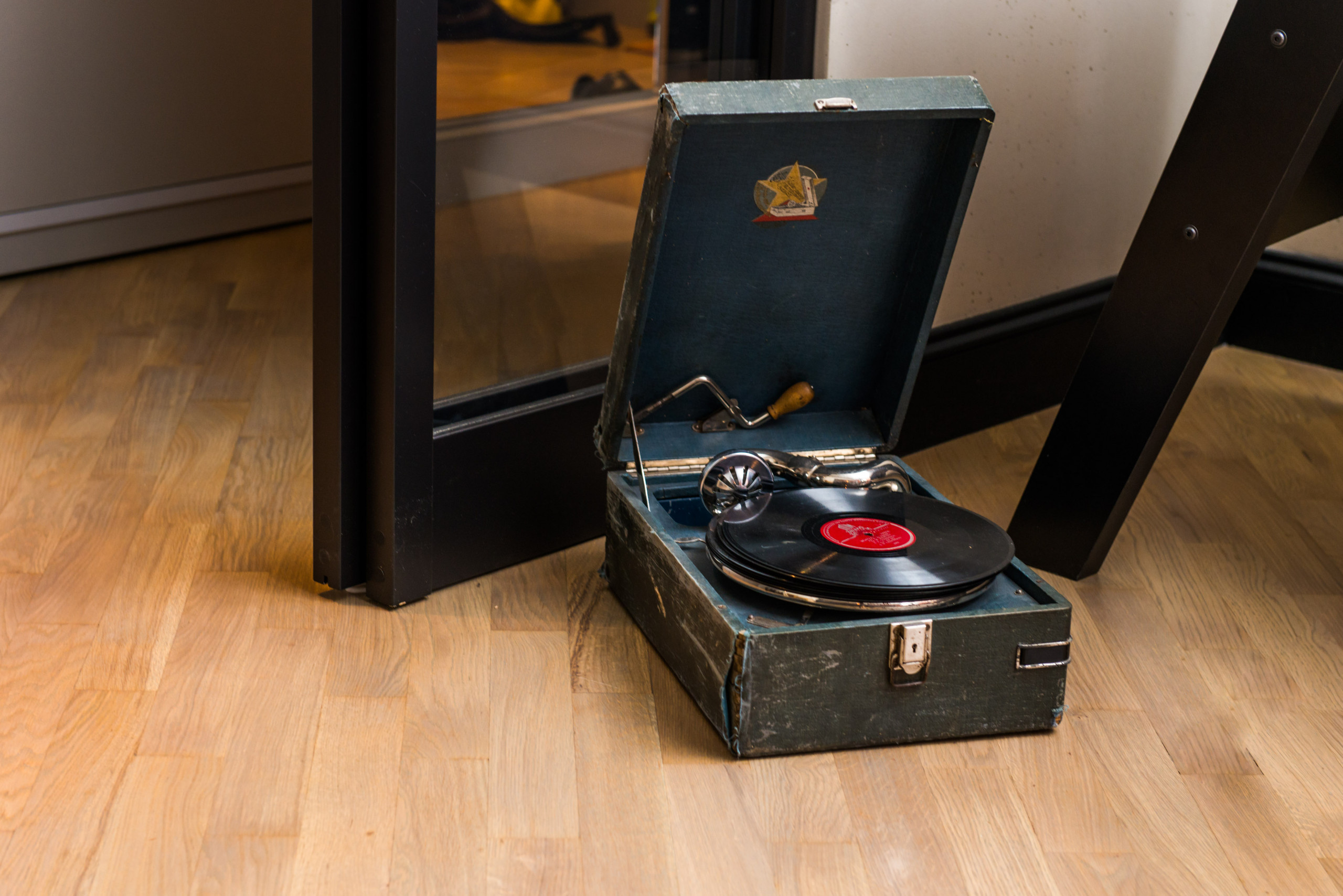 В гостях: Квартира в нейтральных тонах с кирпичной стеной