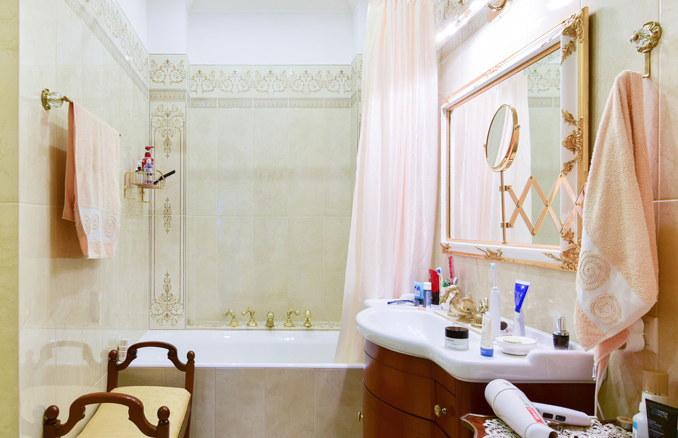 В гостях: Коллекция керамики и винтажная мебель в московской квартире