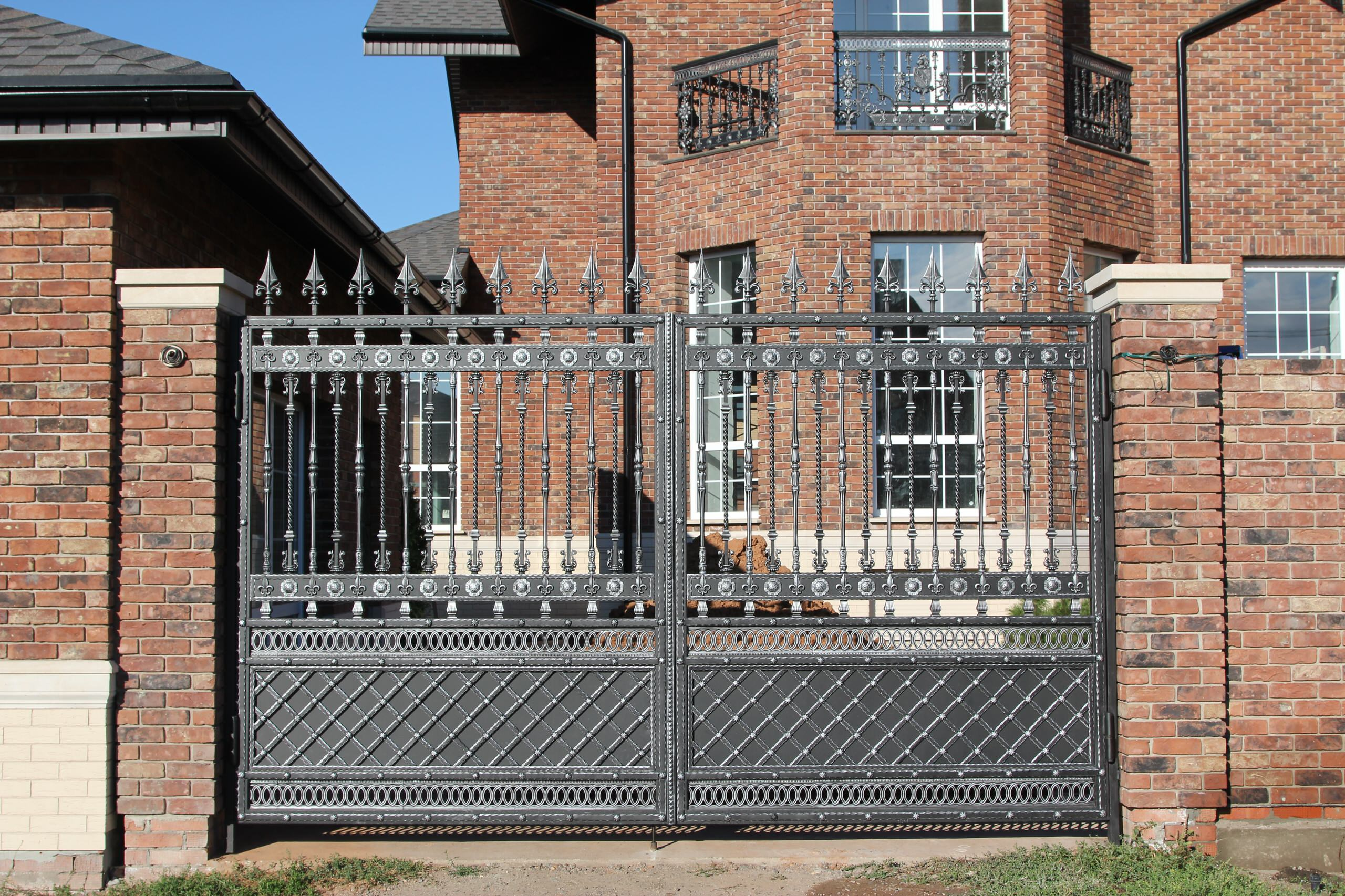 Дачные пропилеи: Выбираем ворота и покрытие для парковки на даче