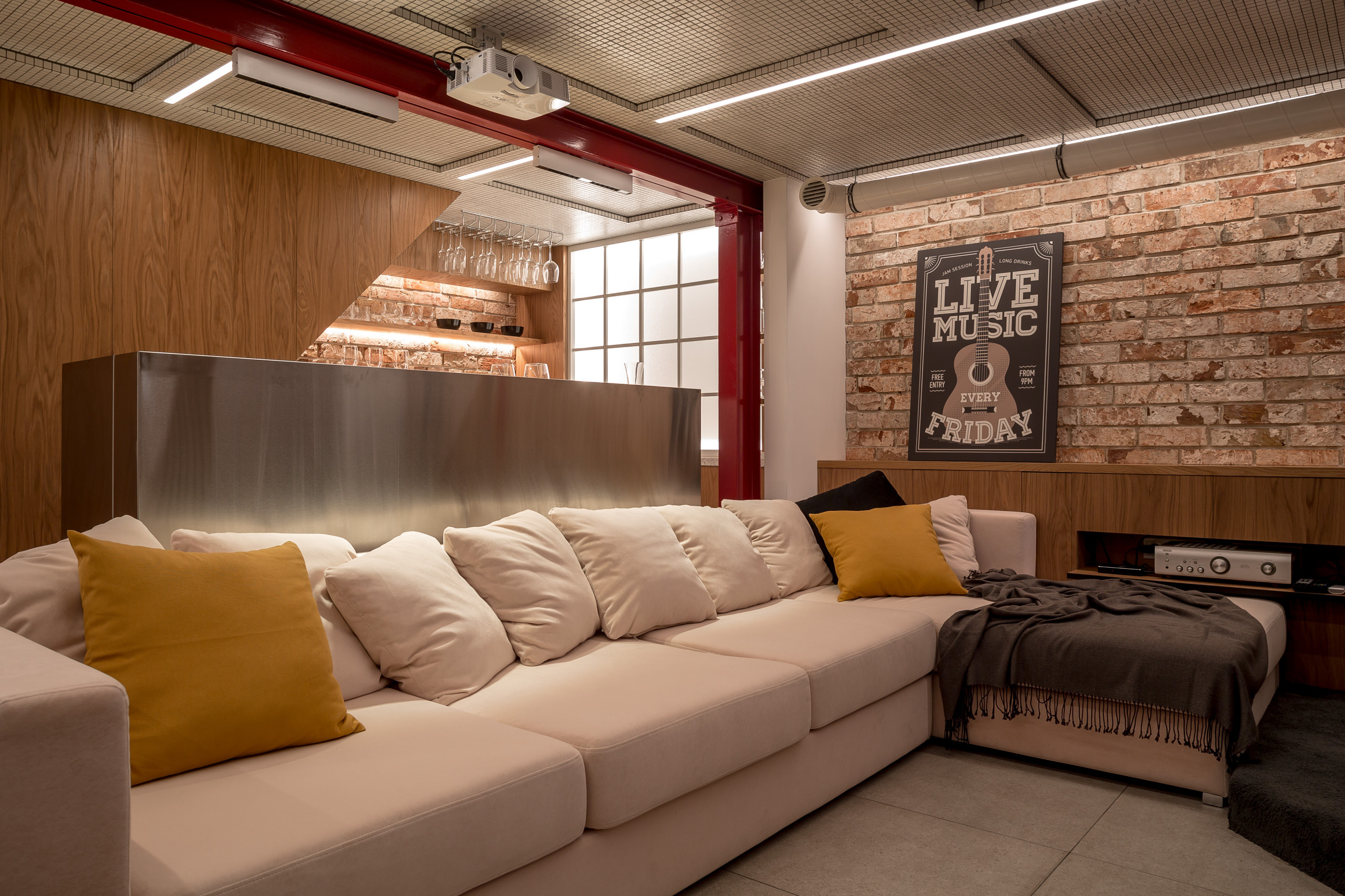 Проект недели: Лофт-подвал с камином и музыкальной сценой