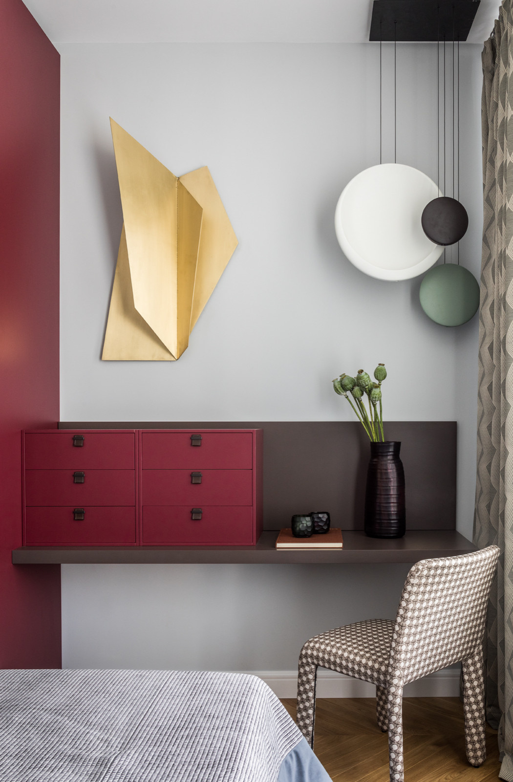 Houzz тур: Квартира с яркими деталями и элементами из латуни