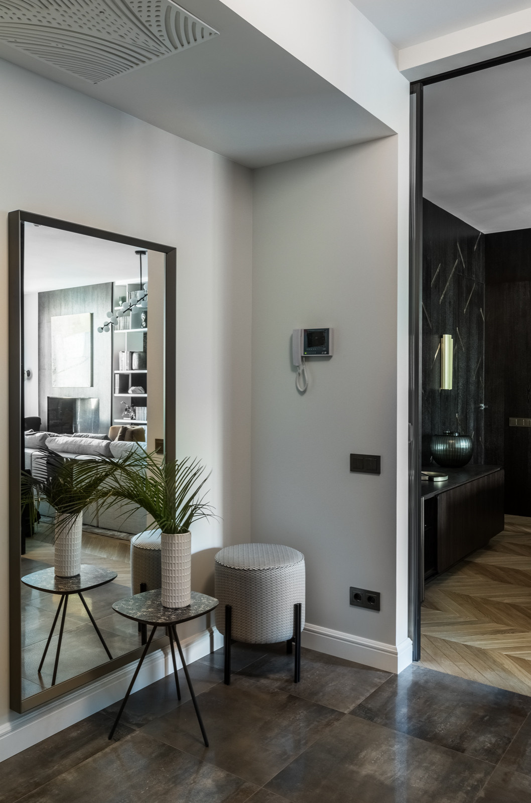 Houzz тур: Квартира с яркими деталями и элементами из латуни