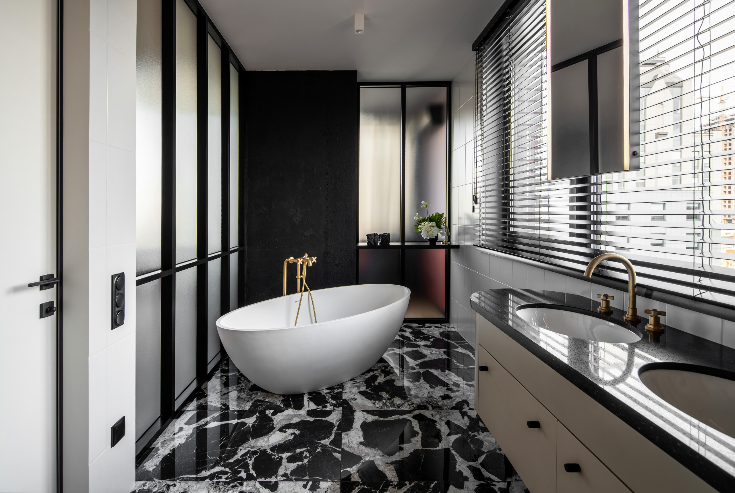 Houzz Украина: Квартира с миланским порталом и крашеным бетоном