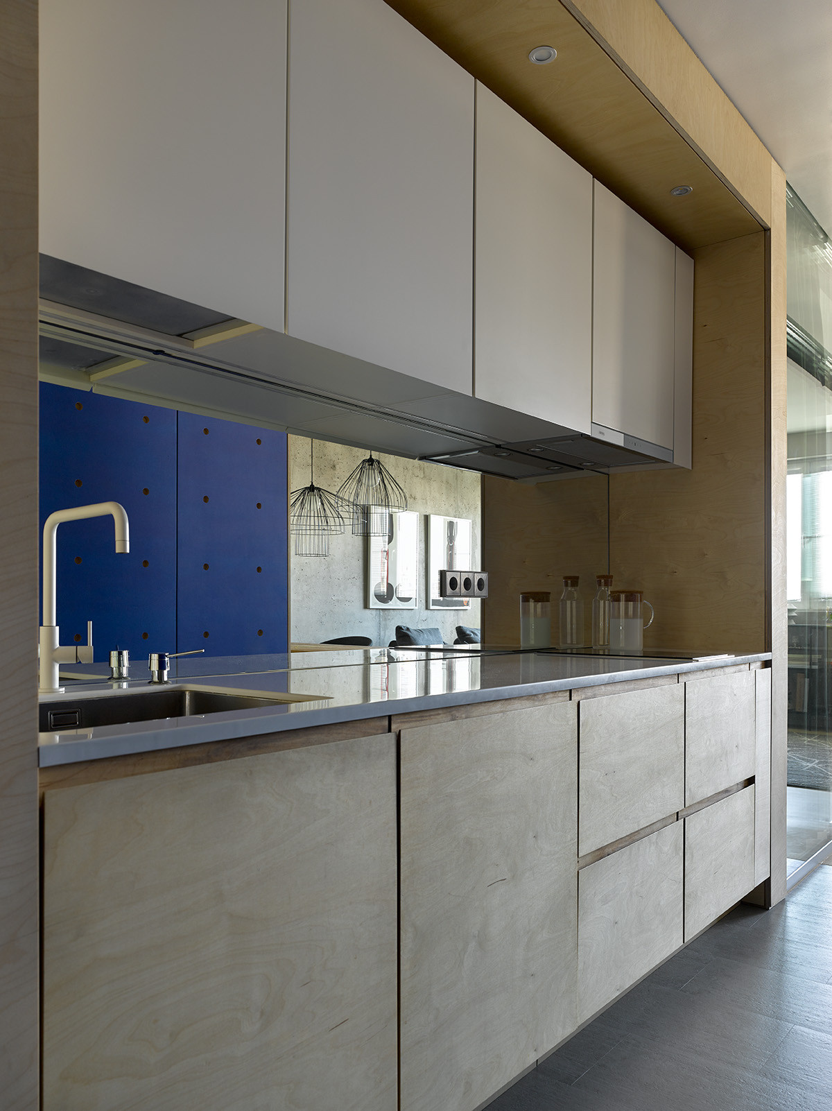 Houzz тур: Квартира 41 кв.м — бетон и синяя фанера