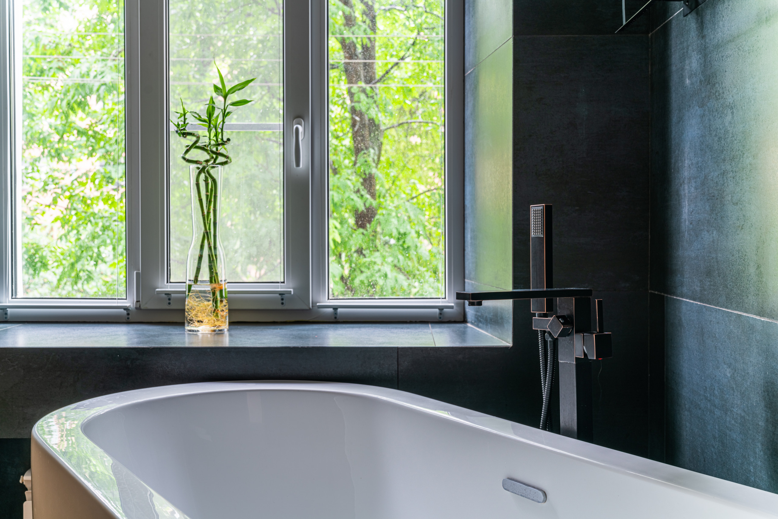 Вокруг да около окна: Как выбирать и с чем сочетать подоконник