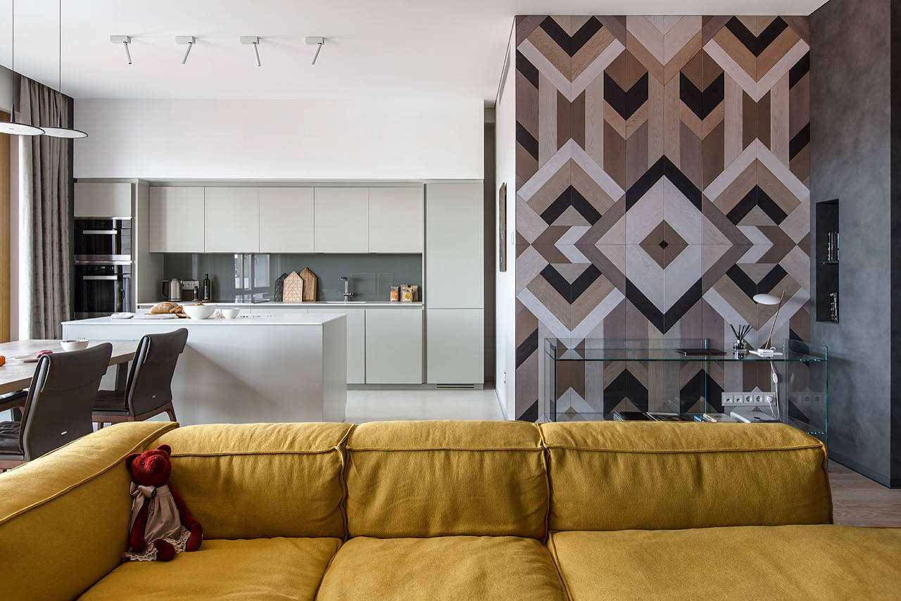 Houzz тур: Квартира с камином и деревянным панно ручной работы