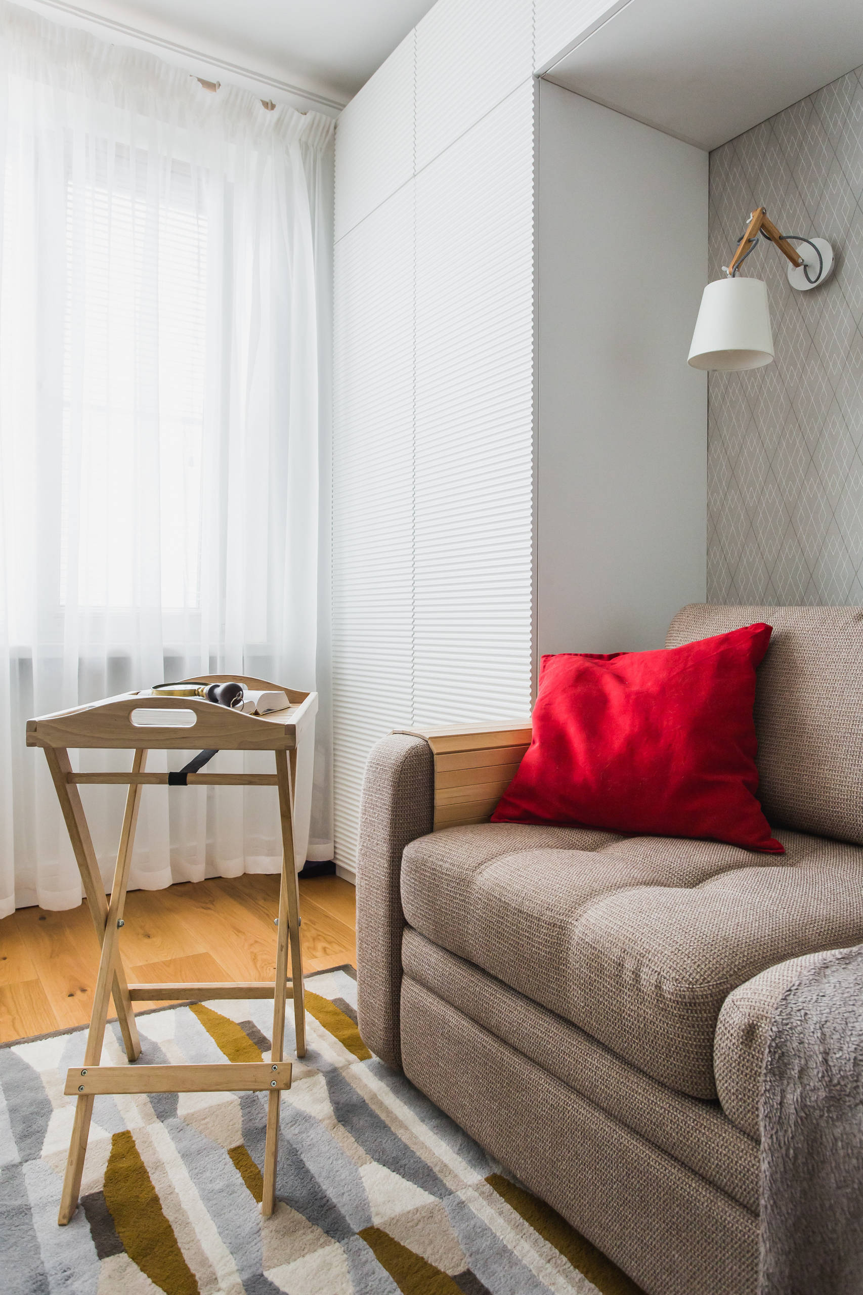 В гостях: Белый интерьер с красными акцентами на 33 квадратных метрах