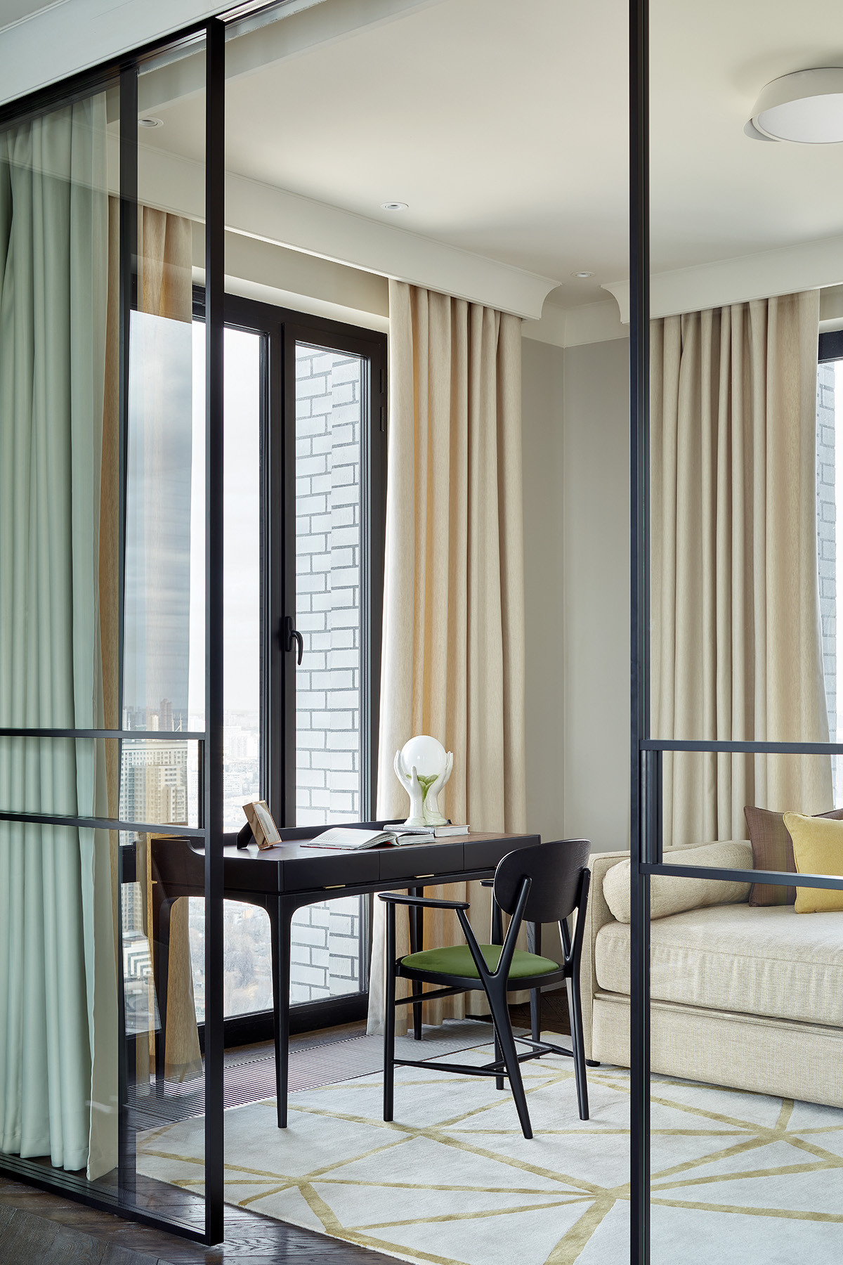 Эволюция: Как поменялась мода на стеклянные перегородки