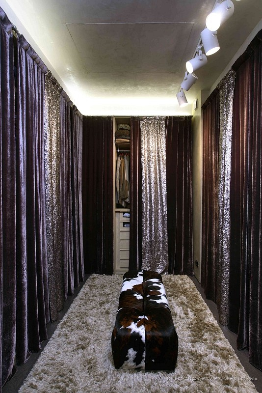 Хороший вопрос: Когда лучше иметь шкаф, а когда — гардеробную?