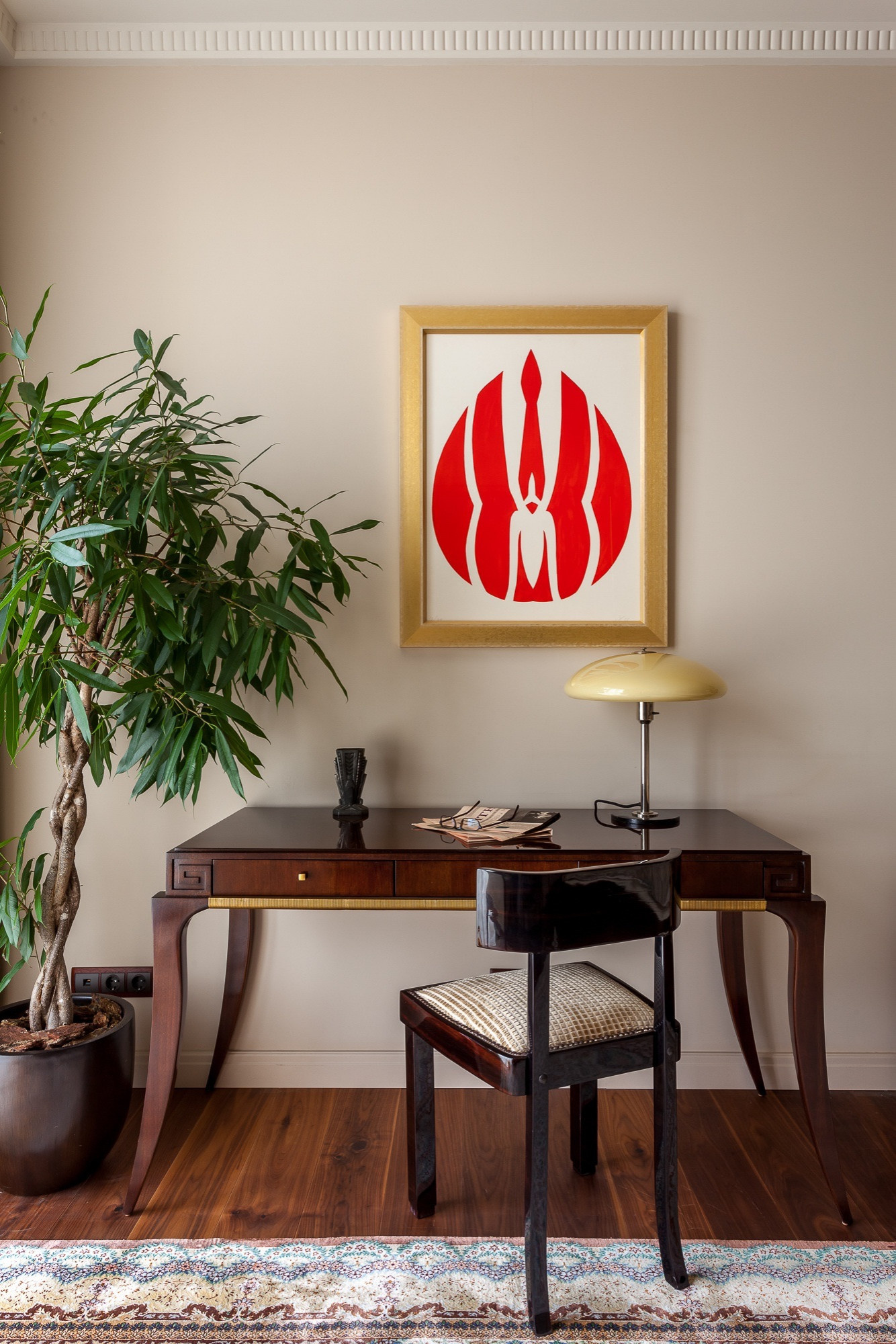 Houzz тур: Квартира с комодом эпохи ар деко и мотивом Эркюля Пуаро