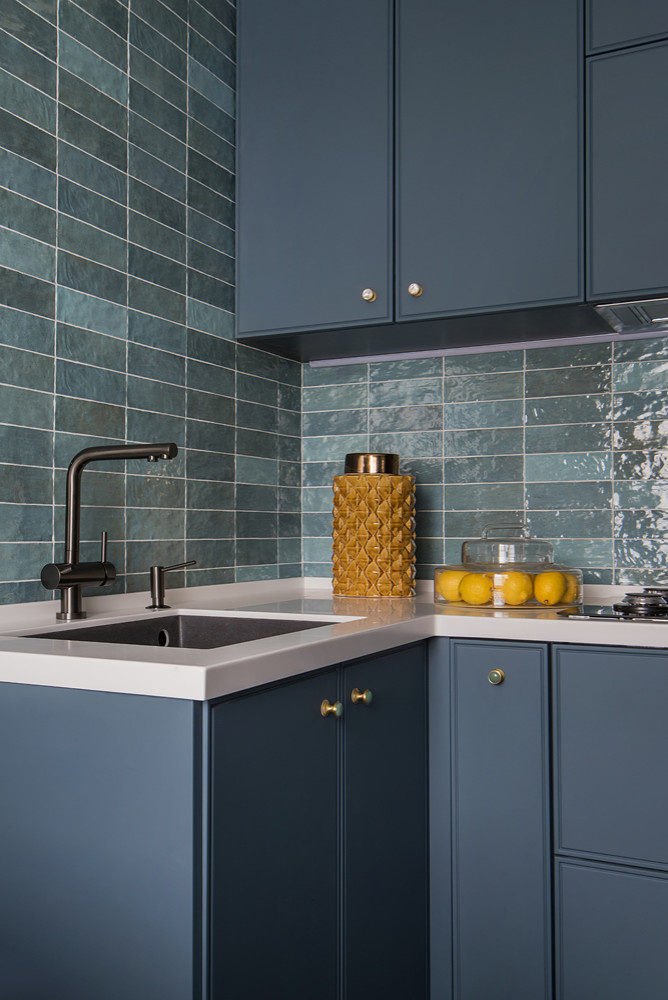 Houzz тур: Квартира с кухней в 6 кв.м и яркими дверными проёмами