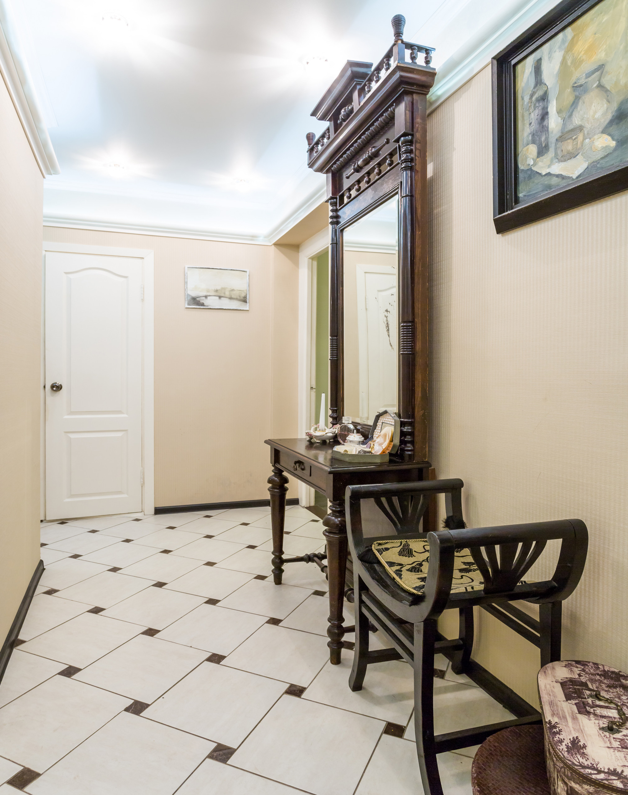 В гостях: Антикварные шкафы и резные зеркала в доме на Войковской