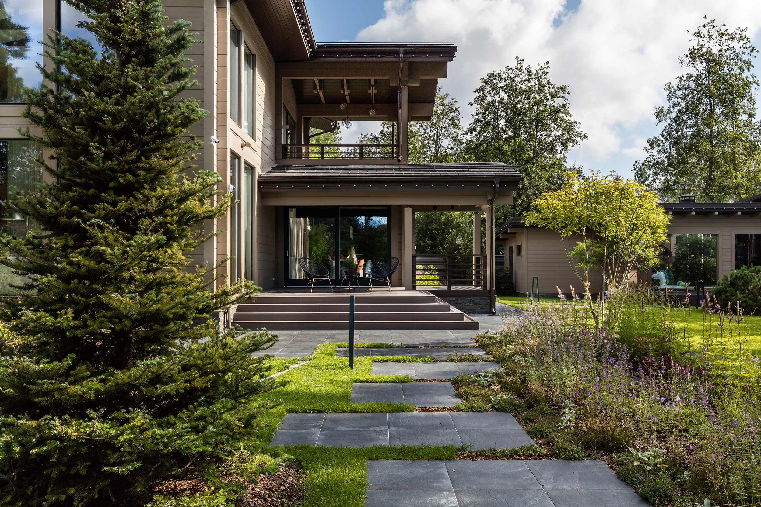 Houzz  тур: Загородный дом с чёрным мрамором и огромными окнами